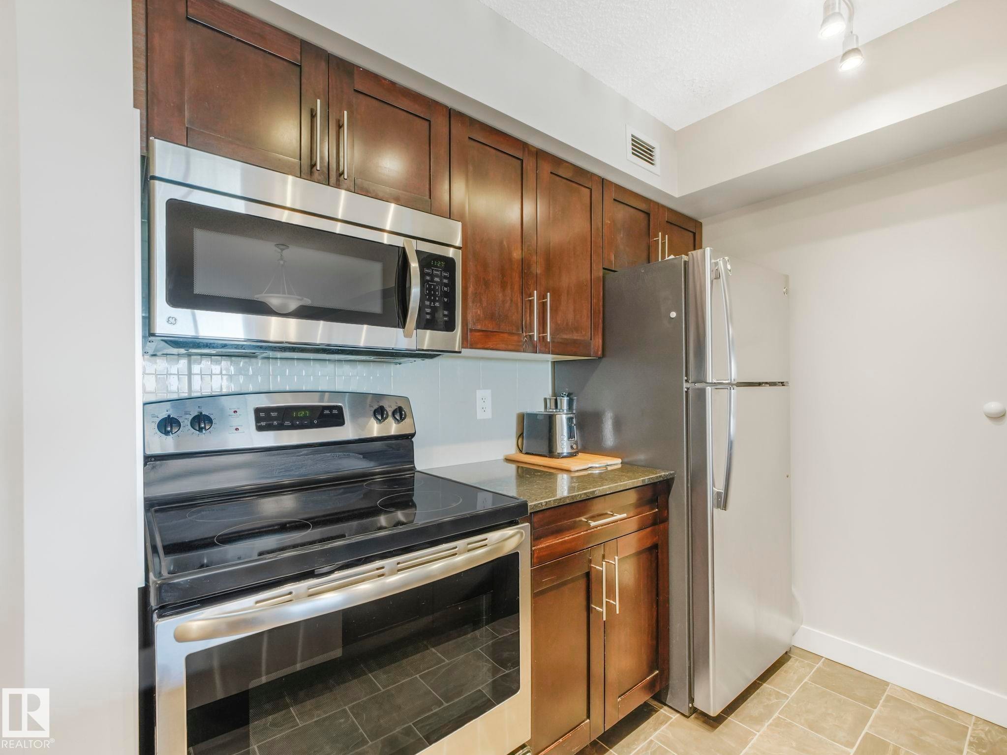 404 270 Mcconachie Drive, Edmonton, AB - Indoor Photo Showing Kitchen