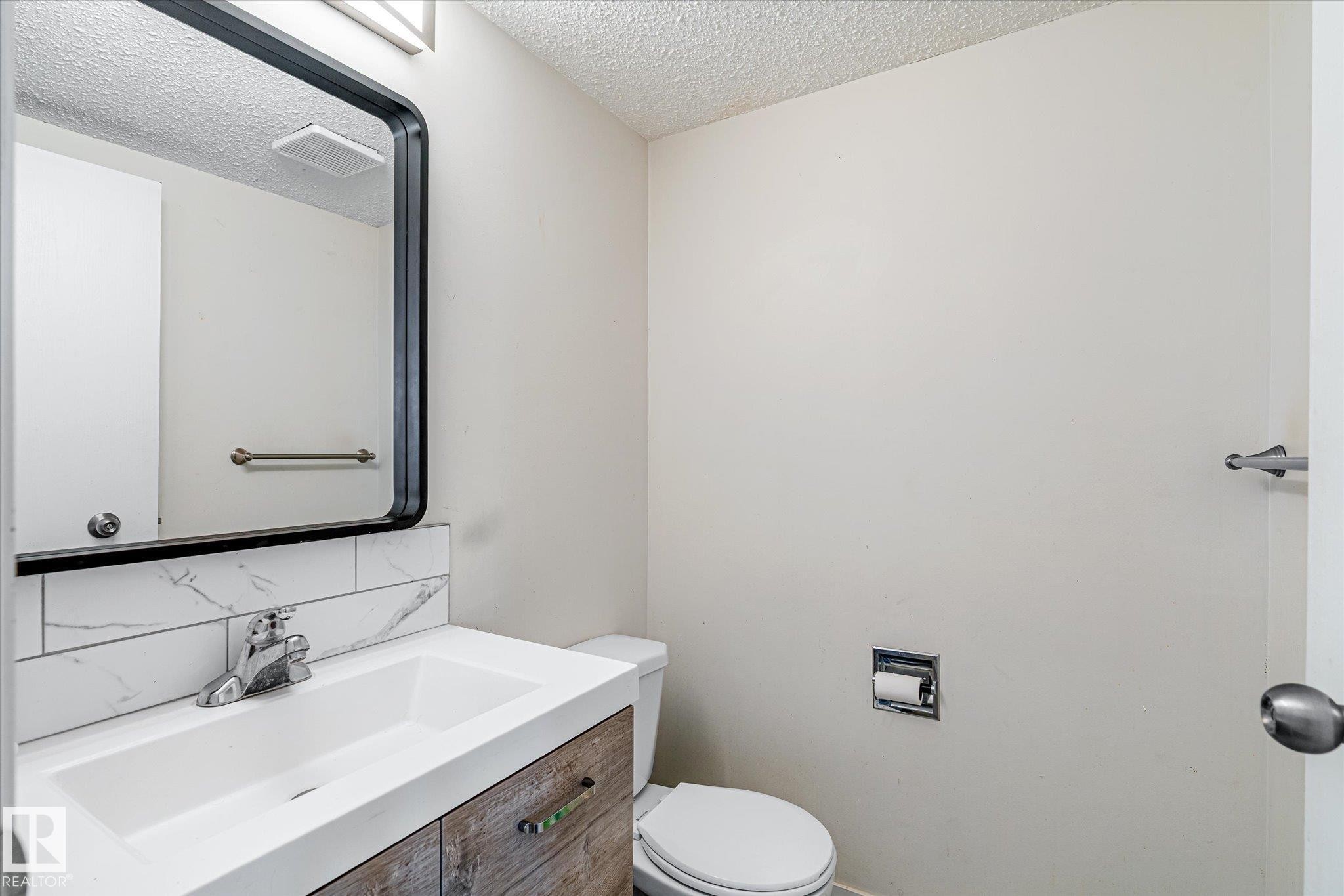 11443 22 Avenue, Edmonton, AB - Indoor Photo Showing Bathroom