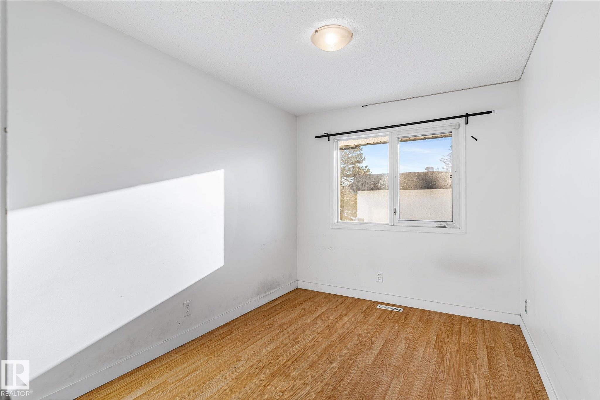 11443 22 Avenue, Edmonton, AB - Indoor Photo Showing Other Room