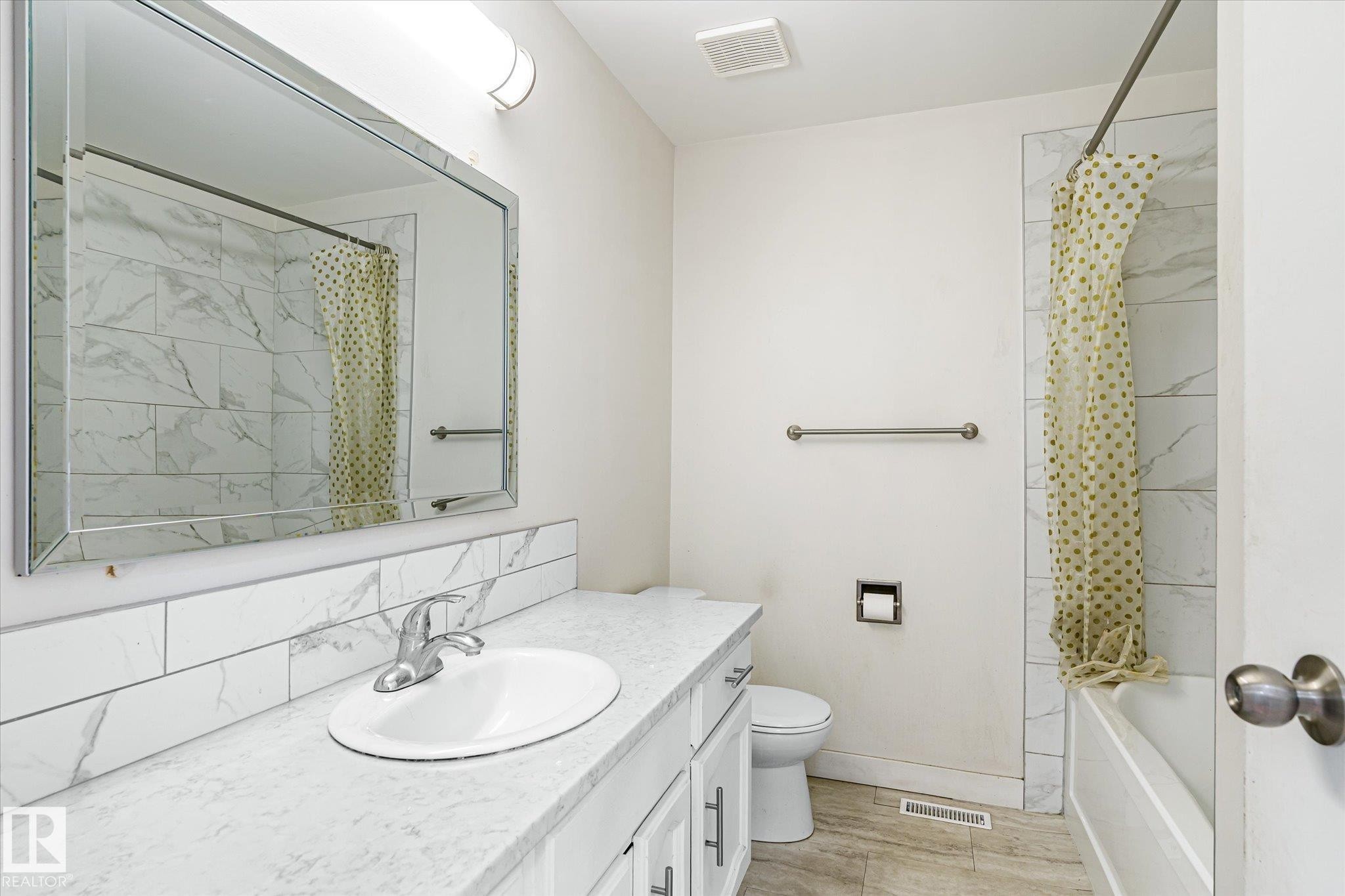 11443 22 Avenue, Edmonton, AB - Indoor Photo Showing Bathroom