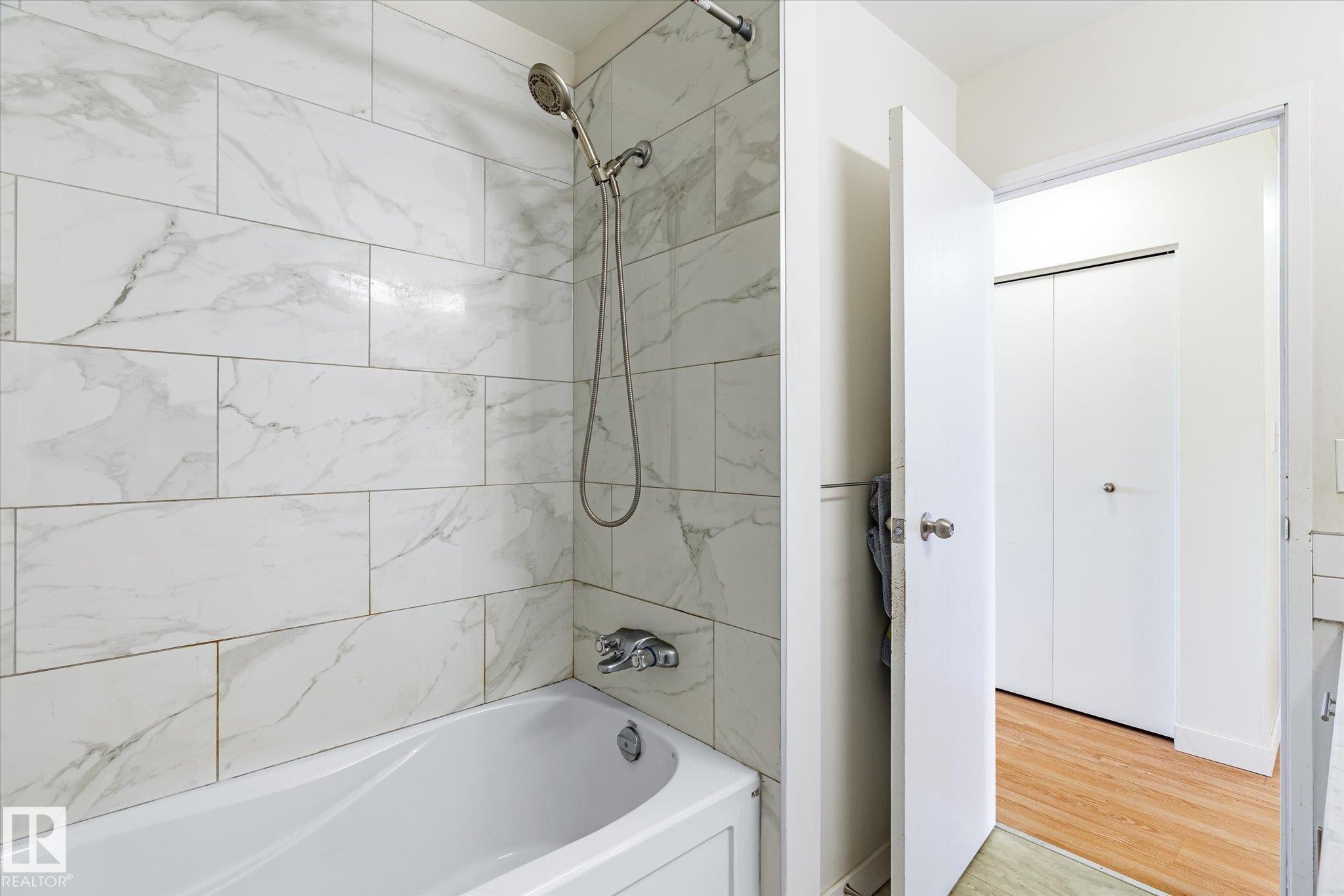 11443 22 Avenue, Edmonton, AB - Indoor Photo Showing Bathroom