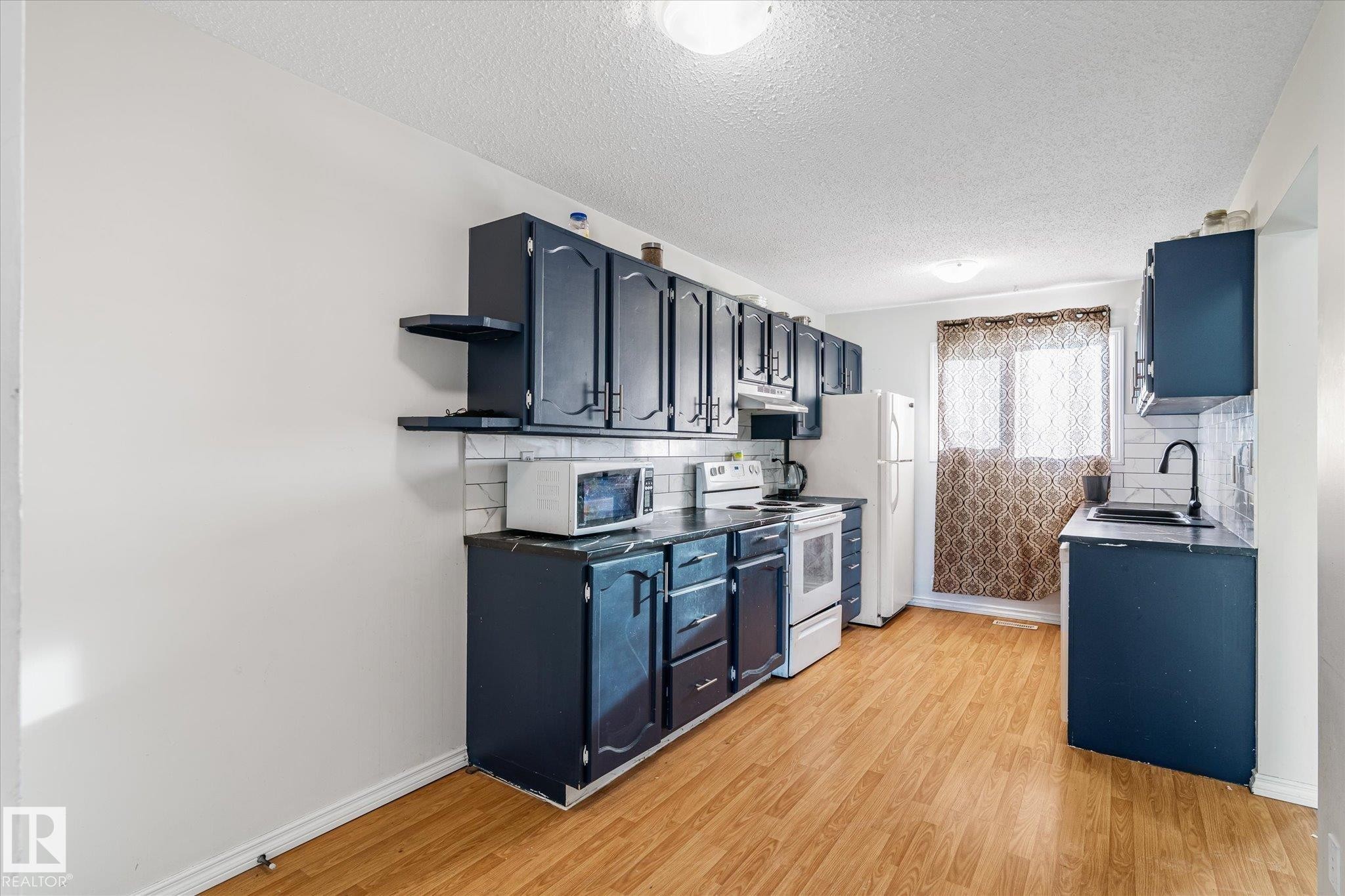 11443 22 Avenue, Edmonton, AB - Indoor Photo Showing Kitchen