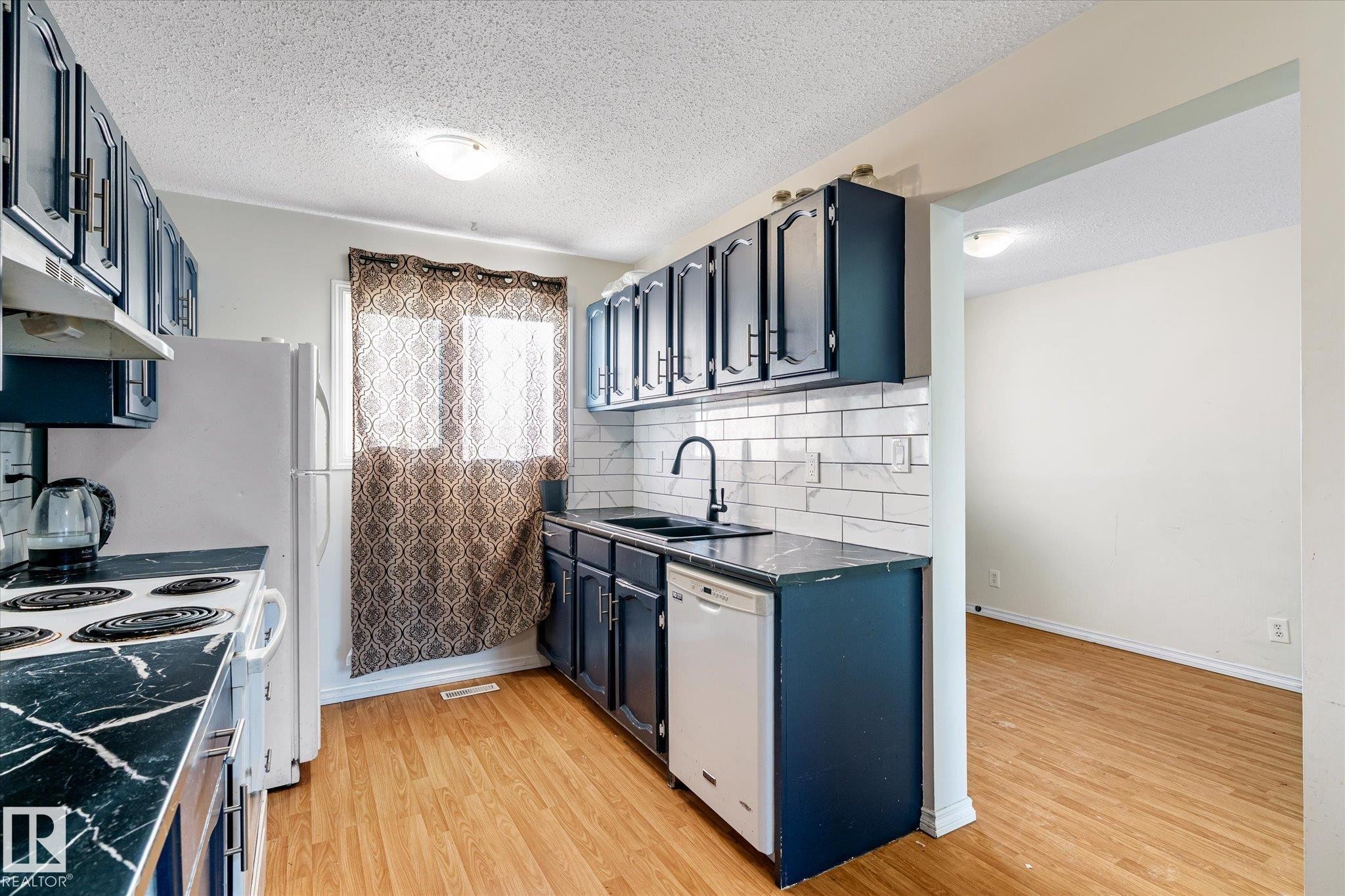 11443 22 Avenue, Edmonton, AB - Indoor Photo Showing Kitchen