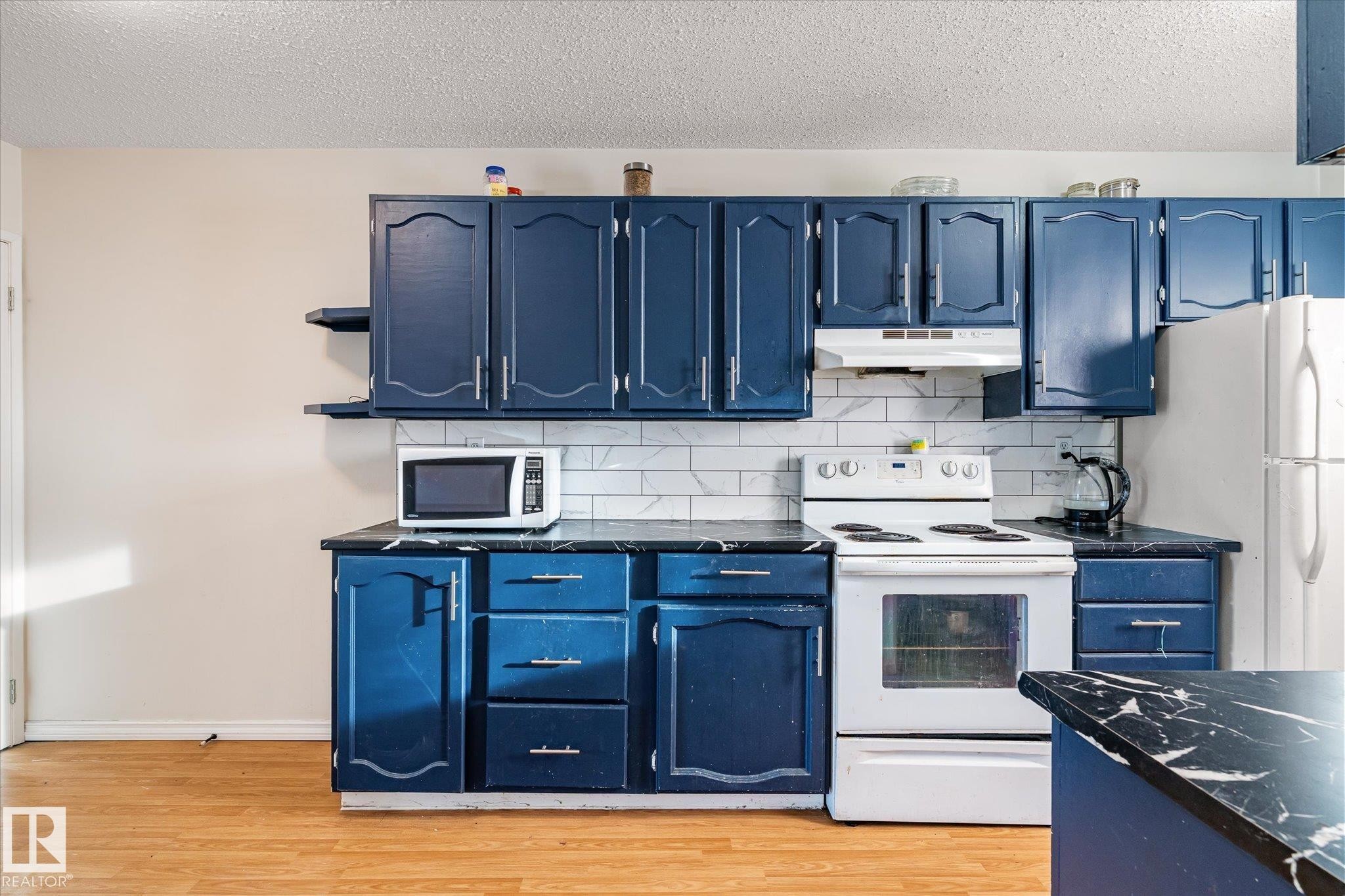 11443 22 Avenue, Edmonton, AB - Indoor Photo Showing Kitchen