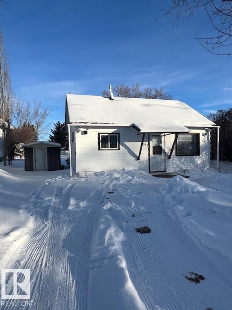 5032 50 Avenue, Holden, AB - Outdoor