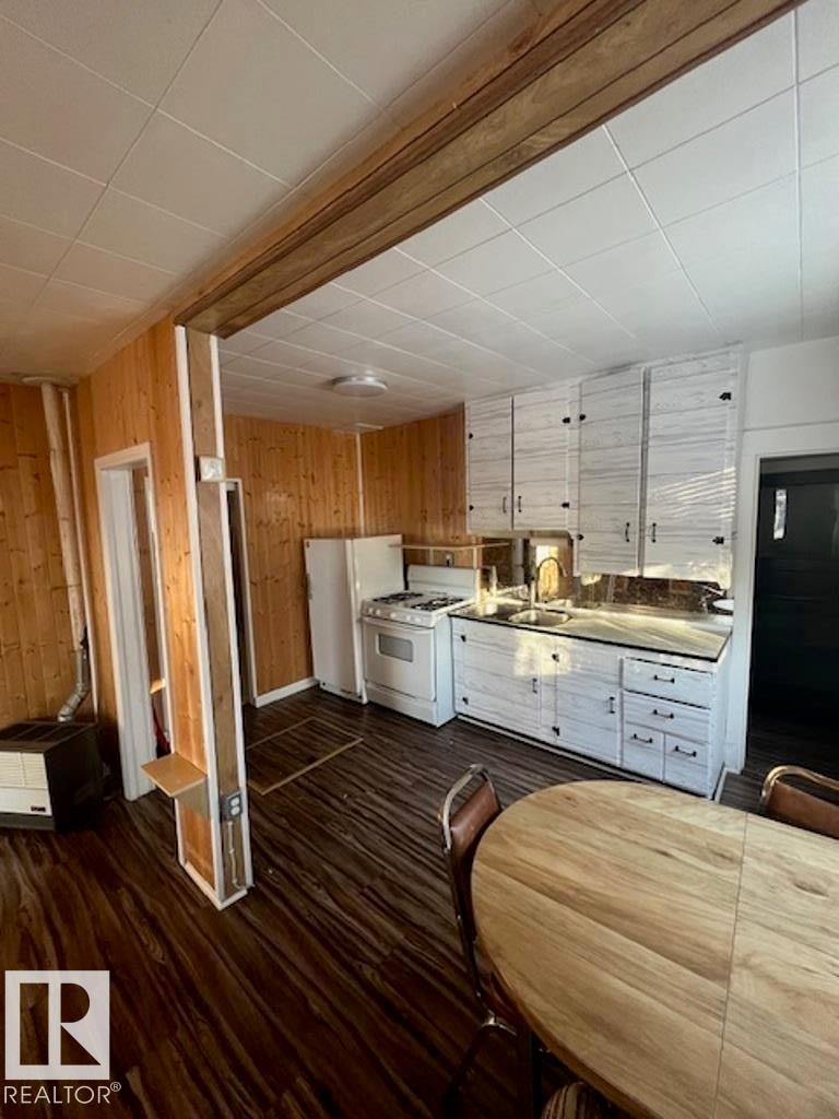 5032 50 Avenue, Holden, AB - Indoor