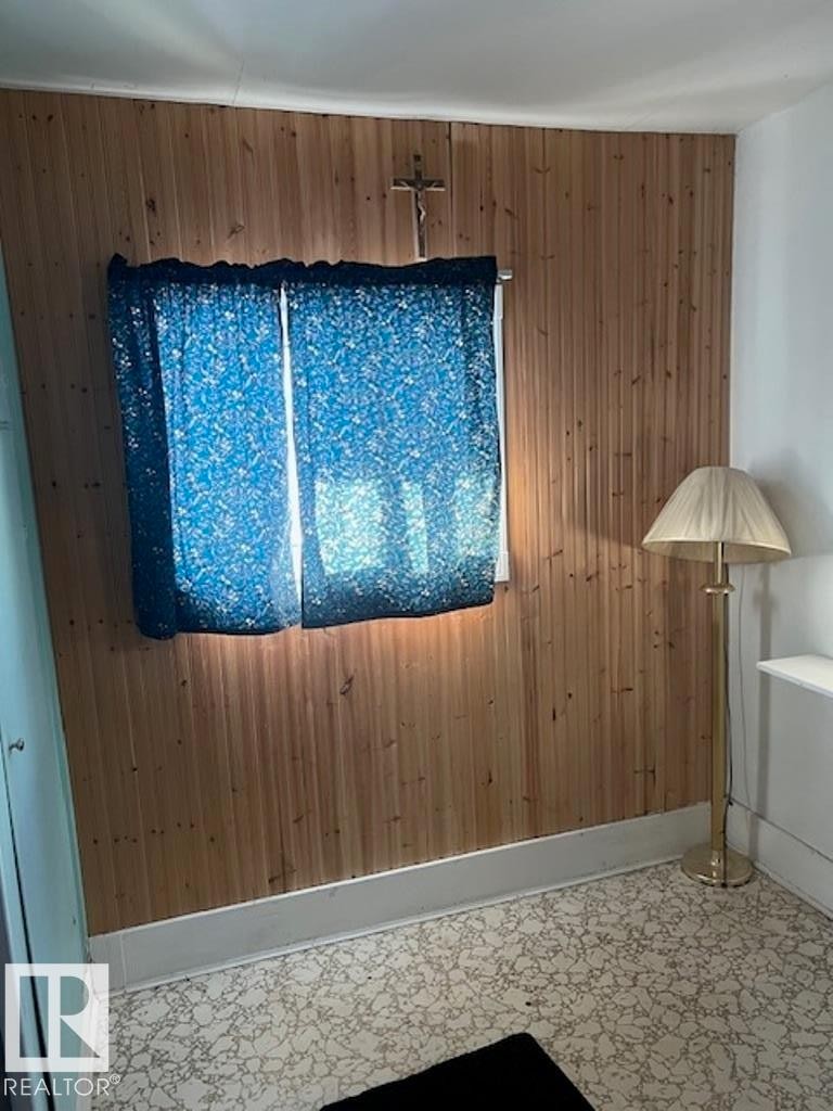 5032 50 Avenue, Holden, AB - Indoor