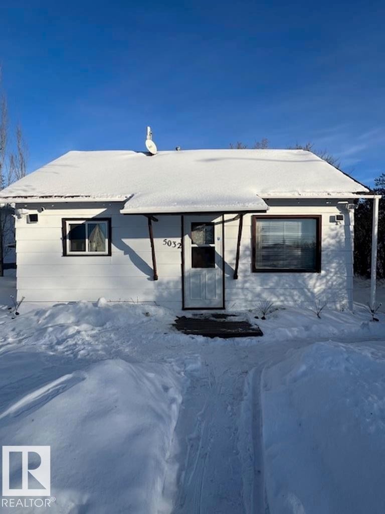 5032 50 Avenue, Holden, AB - Outdoor