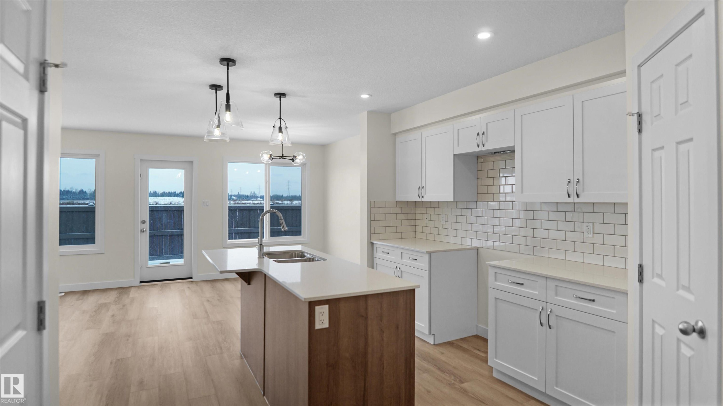 185 Munn Way, Leduc, AB - Indoor Photo Showing Kitchen With Double Sink With Upgraded Kitchen