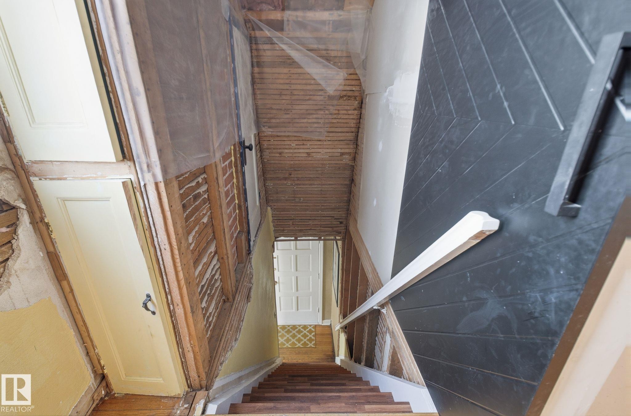 View of staircase - 11515 101 Street, Edmonton, AB - Indoor Photo Showing Other Room