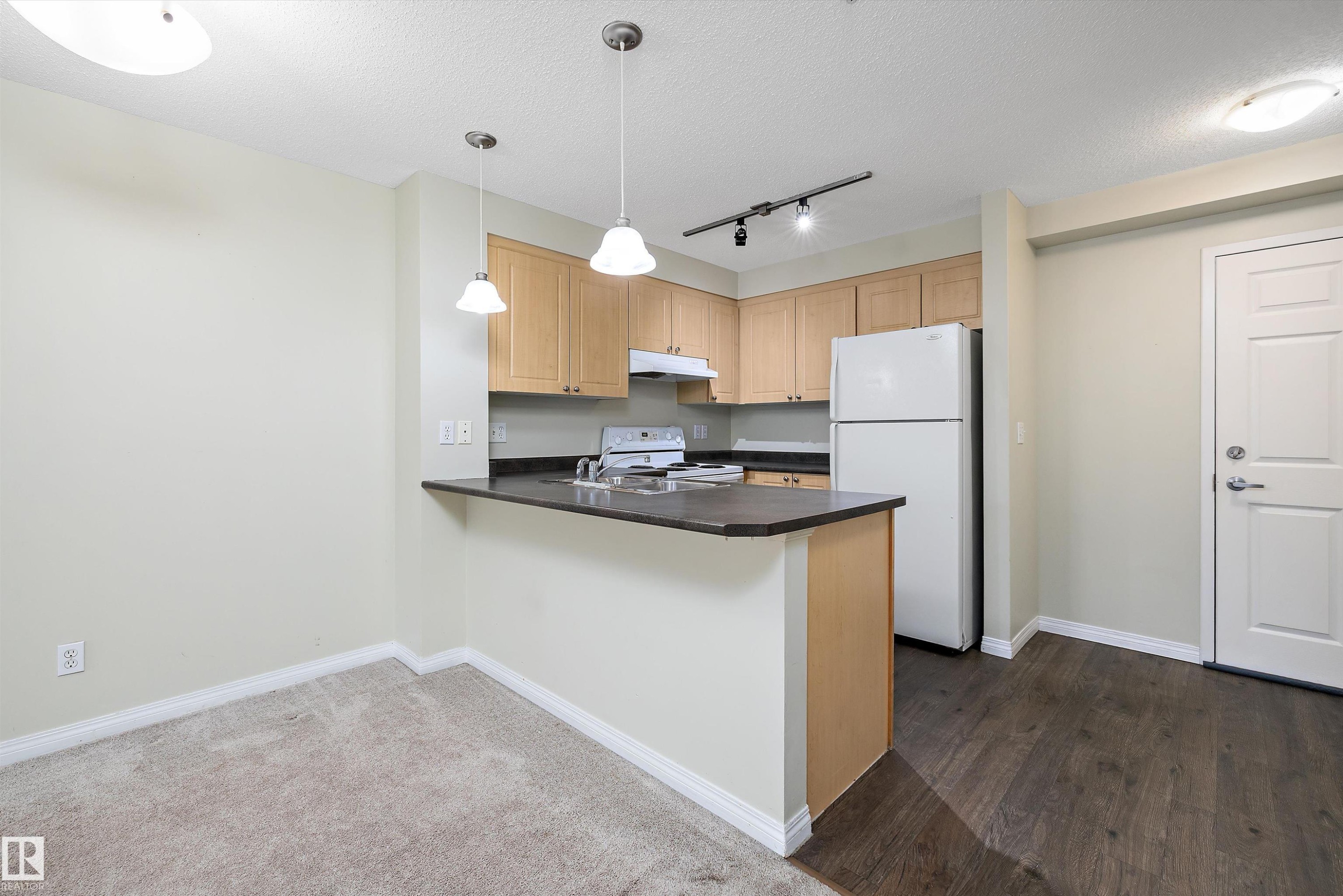 213 636 Mcallister Loop, Edmonton, AB - Indoor Photo Showing Kitchen