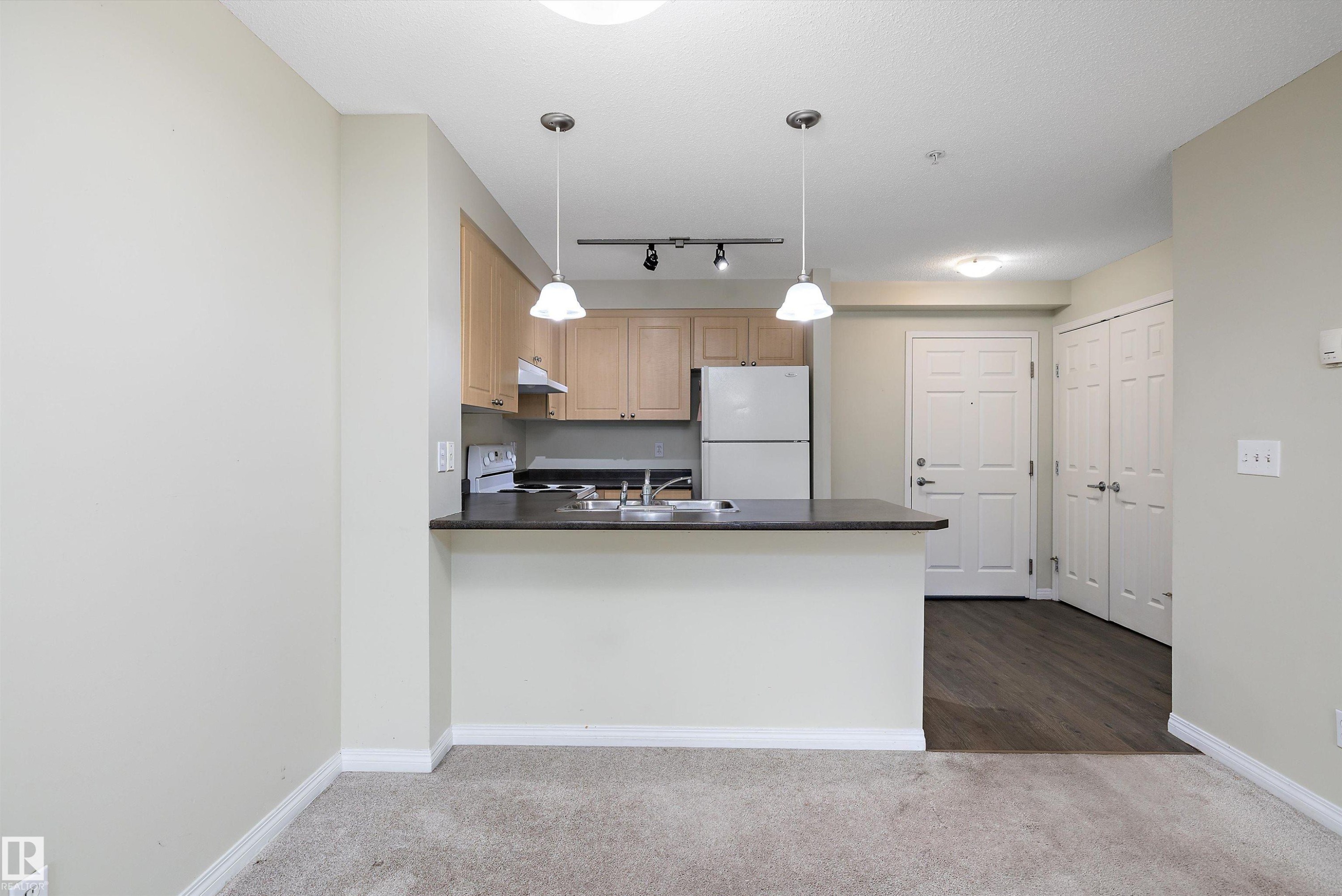 213 636 Mcallister Loop, Edmonton, AB - Indoor Photo Showing Kitchen