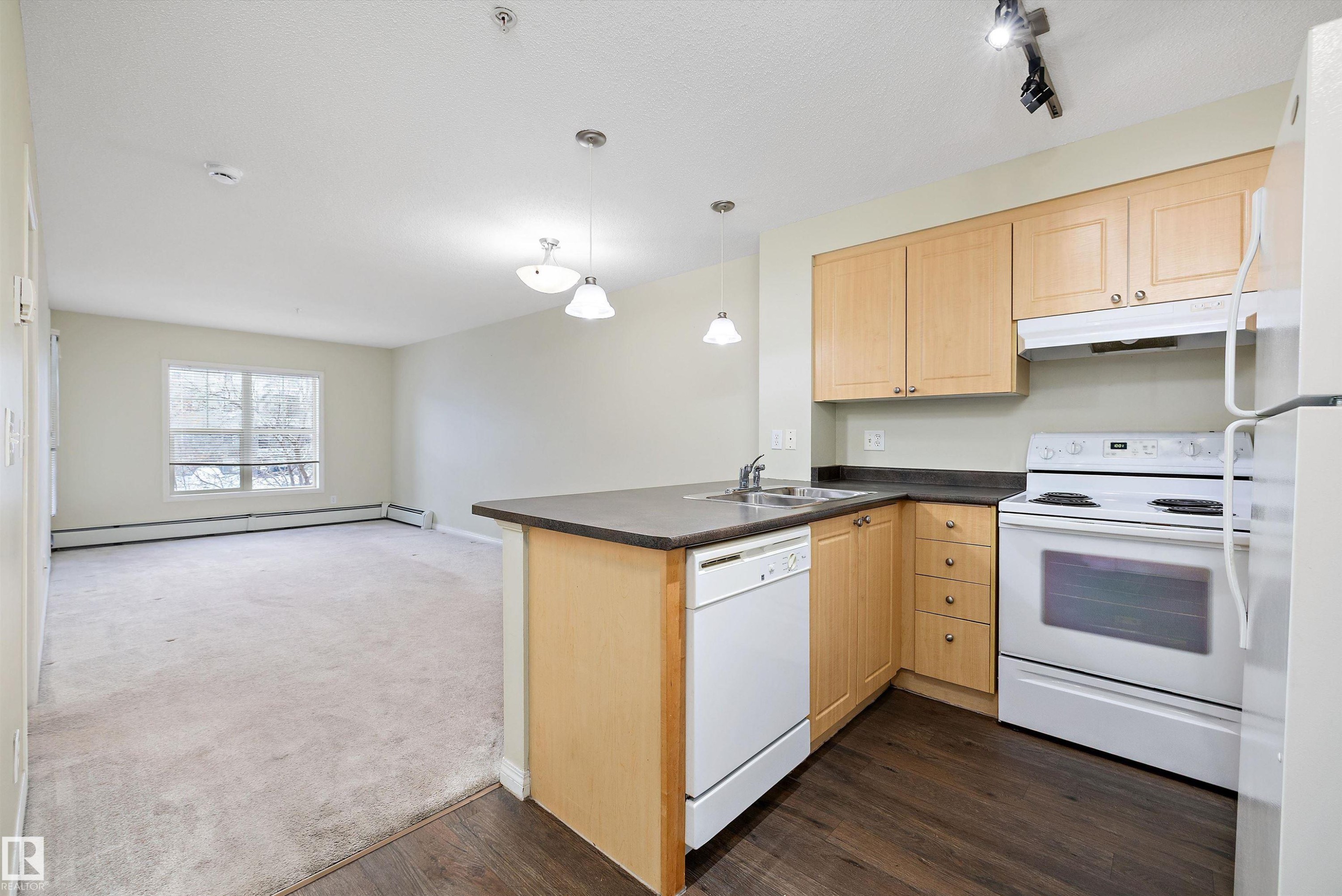 213 636 Mcallister Loop, Edmonton, AB - Indoor Photo Showing Kitchen