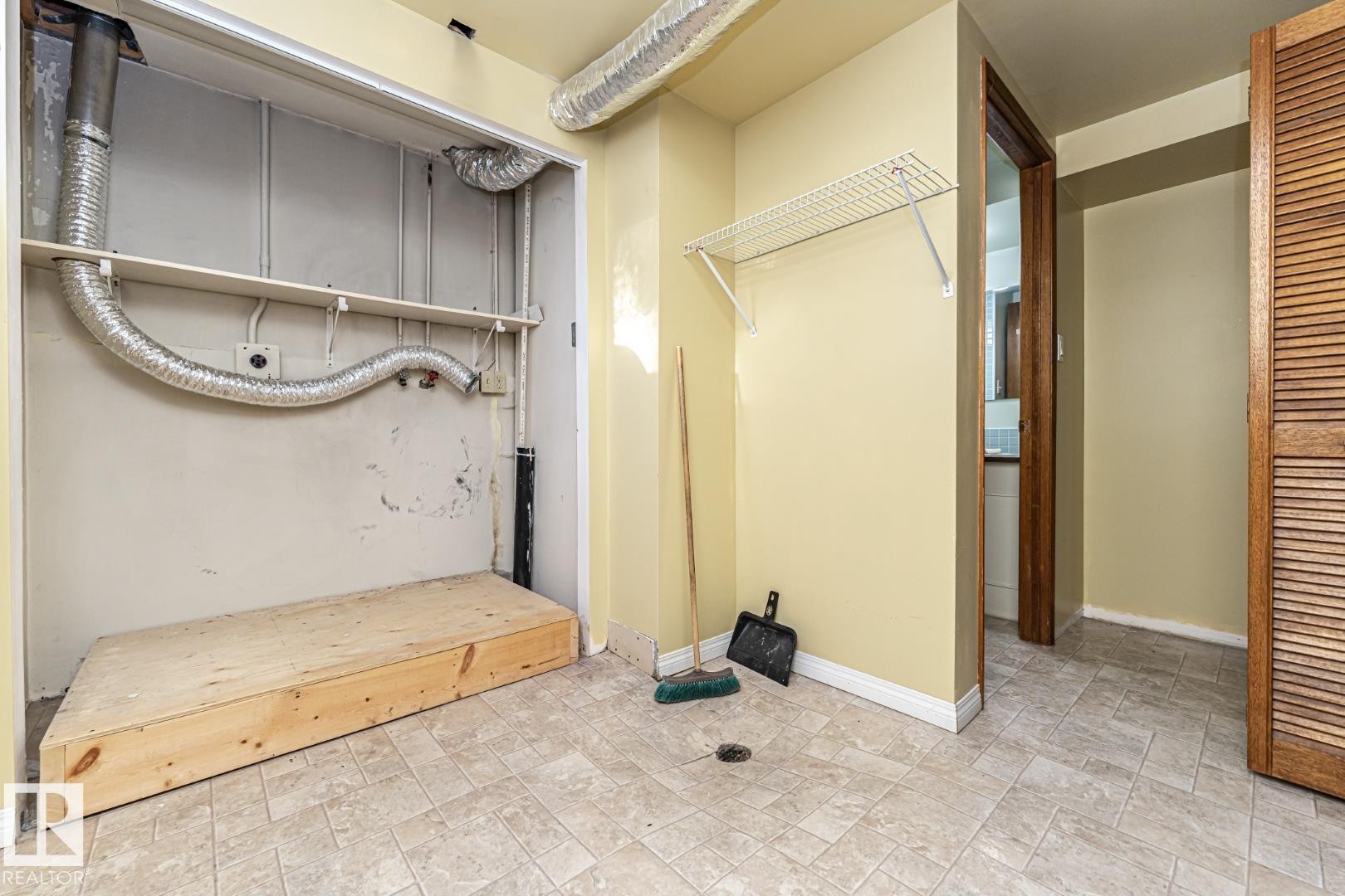 Mudroom with stone finish flooring - 10207 165 Avenue, Edmonton, AB - Indoor