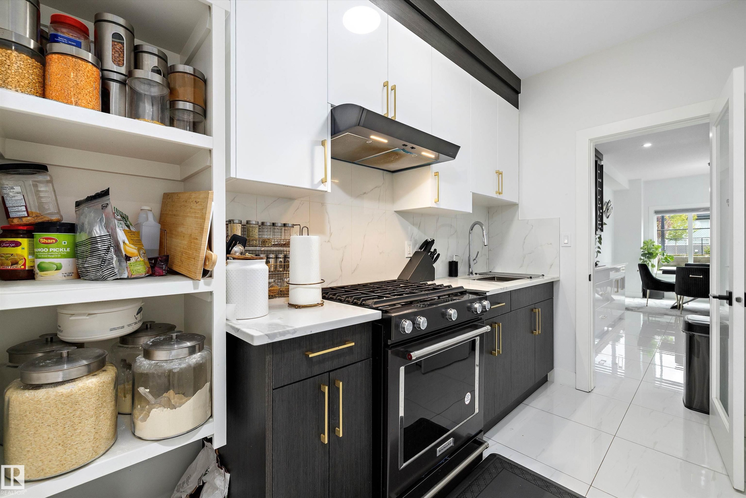 5343 Kimball Place, Edmonton, AB - Indoor Photo Showing Kitchen With Upgraded Kitchen