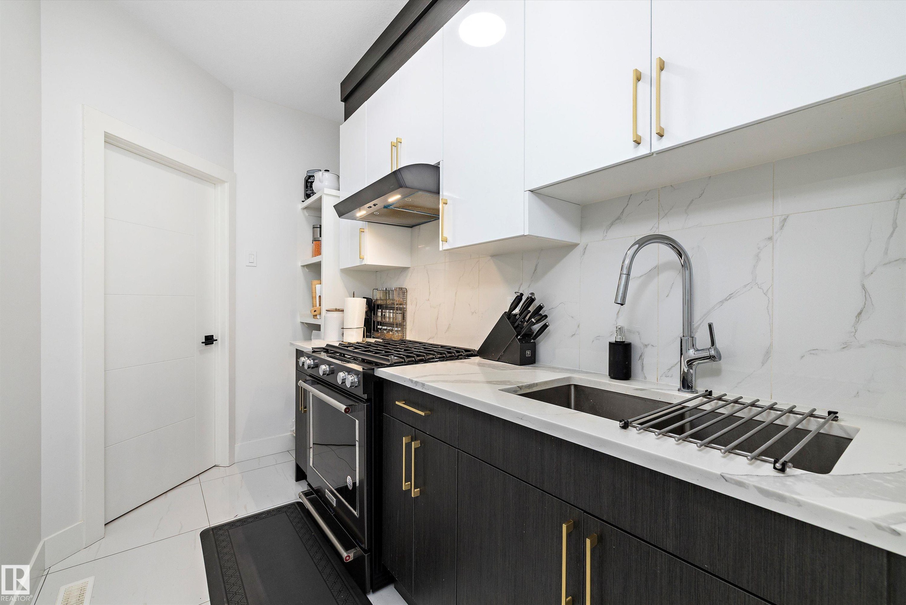 5343 Kimball Place, Edmonton, AB - Indoor Photo Showing Kitchen With Upgraded Kitchen