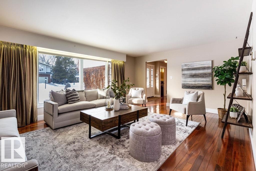 104 Quesnell Crescent, Edmonton, AB - Indoor Photo Showing Living Room