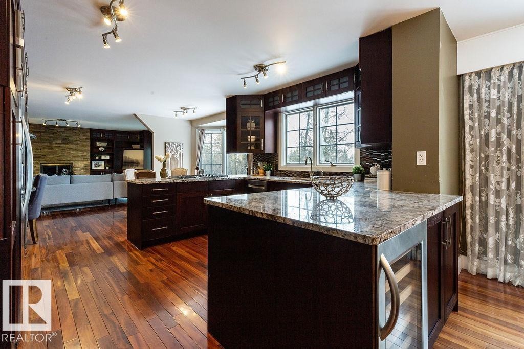 104 Quesnell Crescent, Edmonton, AB - Indoor Photo Showing Kitchen