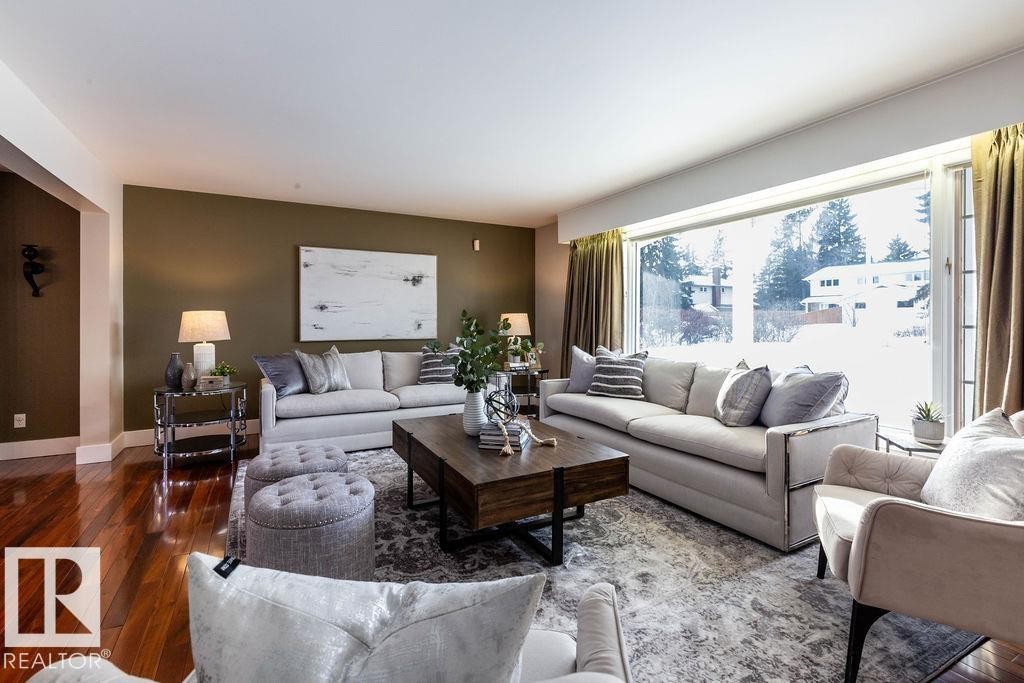 104 Quesnell Crescent, Edmonton, AB - Indoor Photo Showing Living Room