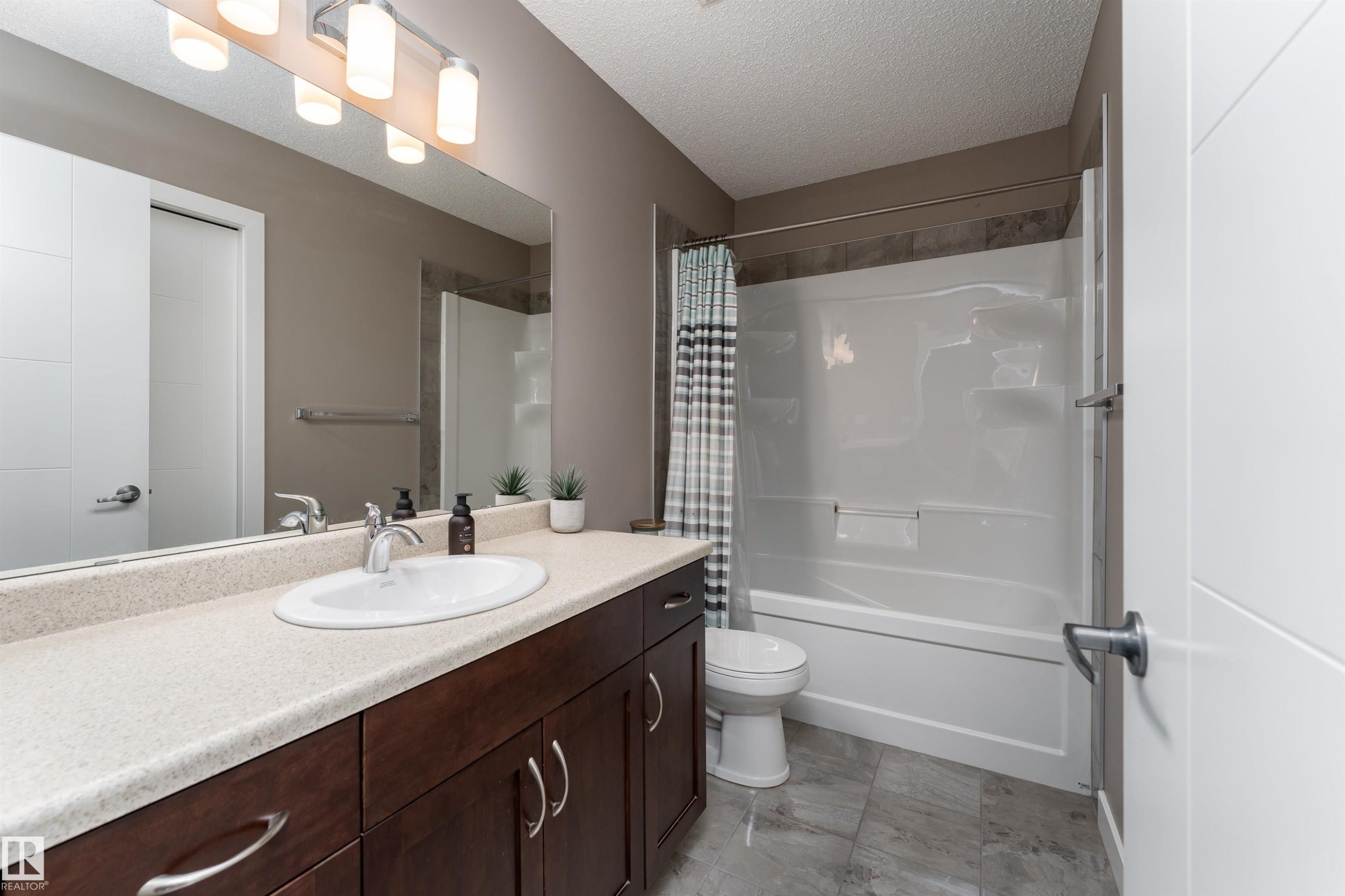 2211 Calhoun Link, Edmonton, AB - Indoor Photo Showing Bathroom
