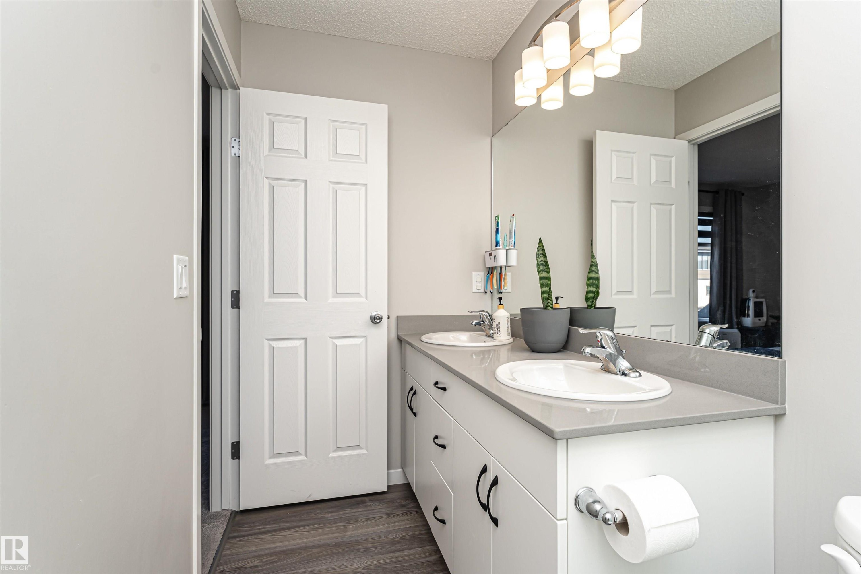 9612 Colak Link, Edmonton, AB - Indoor Photo Showing Bathroom