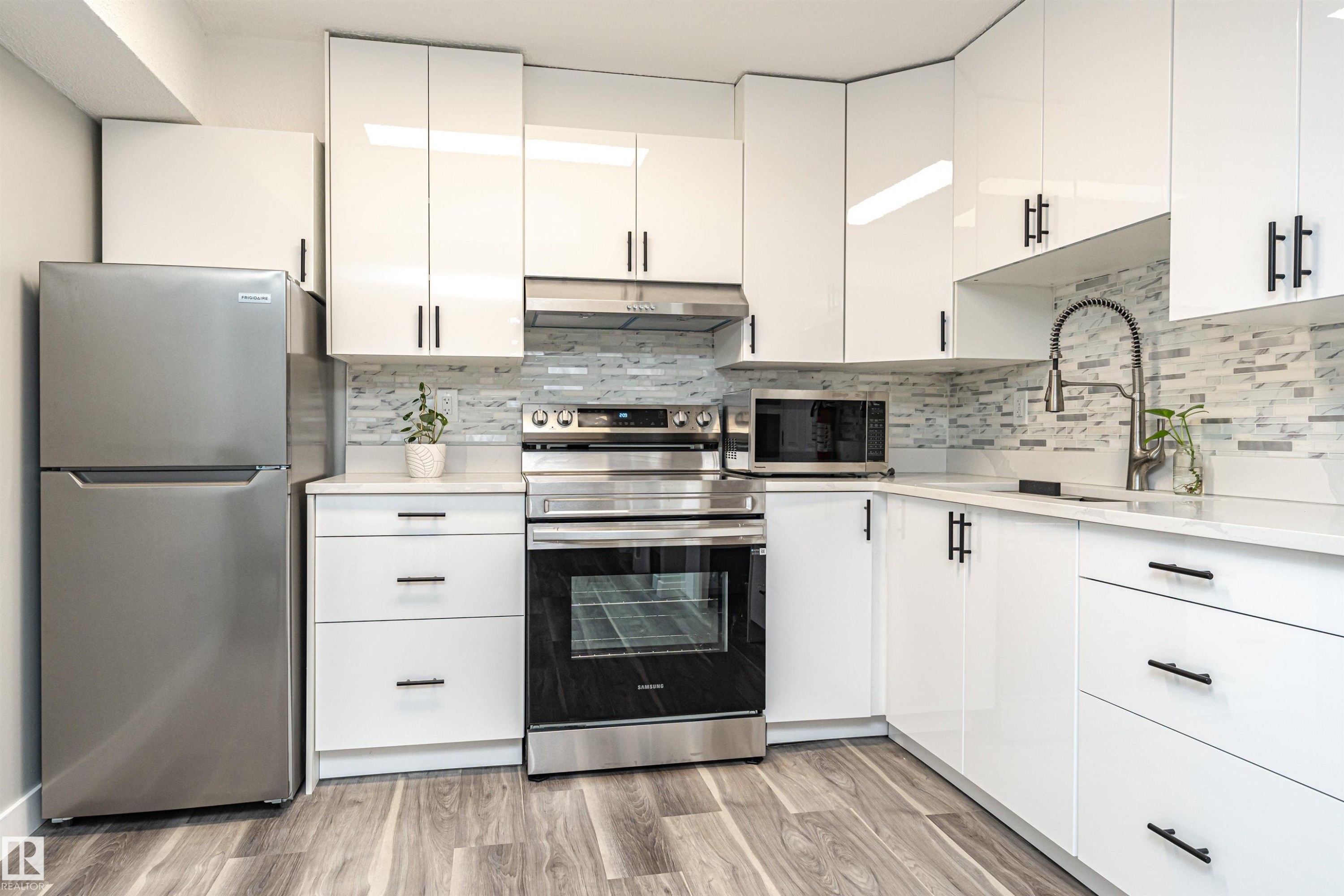 9612 Colak Link, Edmonton, AB - Indoor Photo Showing Kitchen With Stainless Steel Kitchen With Upgraded Kitchen