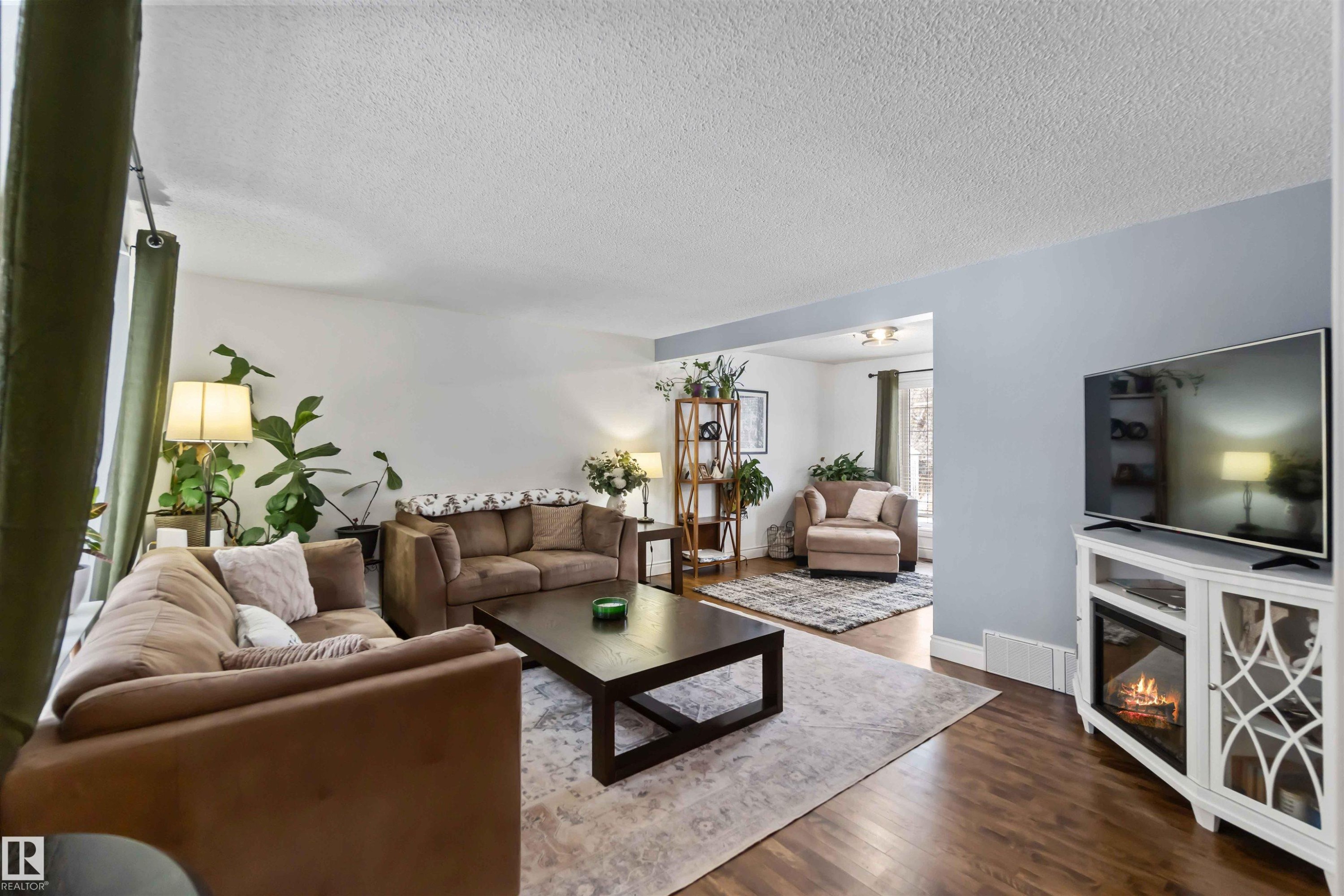 501 Lakeside Drive, Rural Parkland County, AB - Indoor Photo Showing Living Room