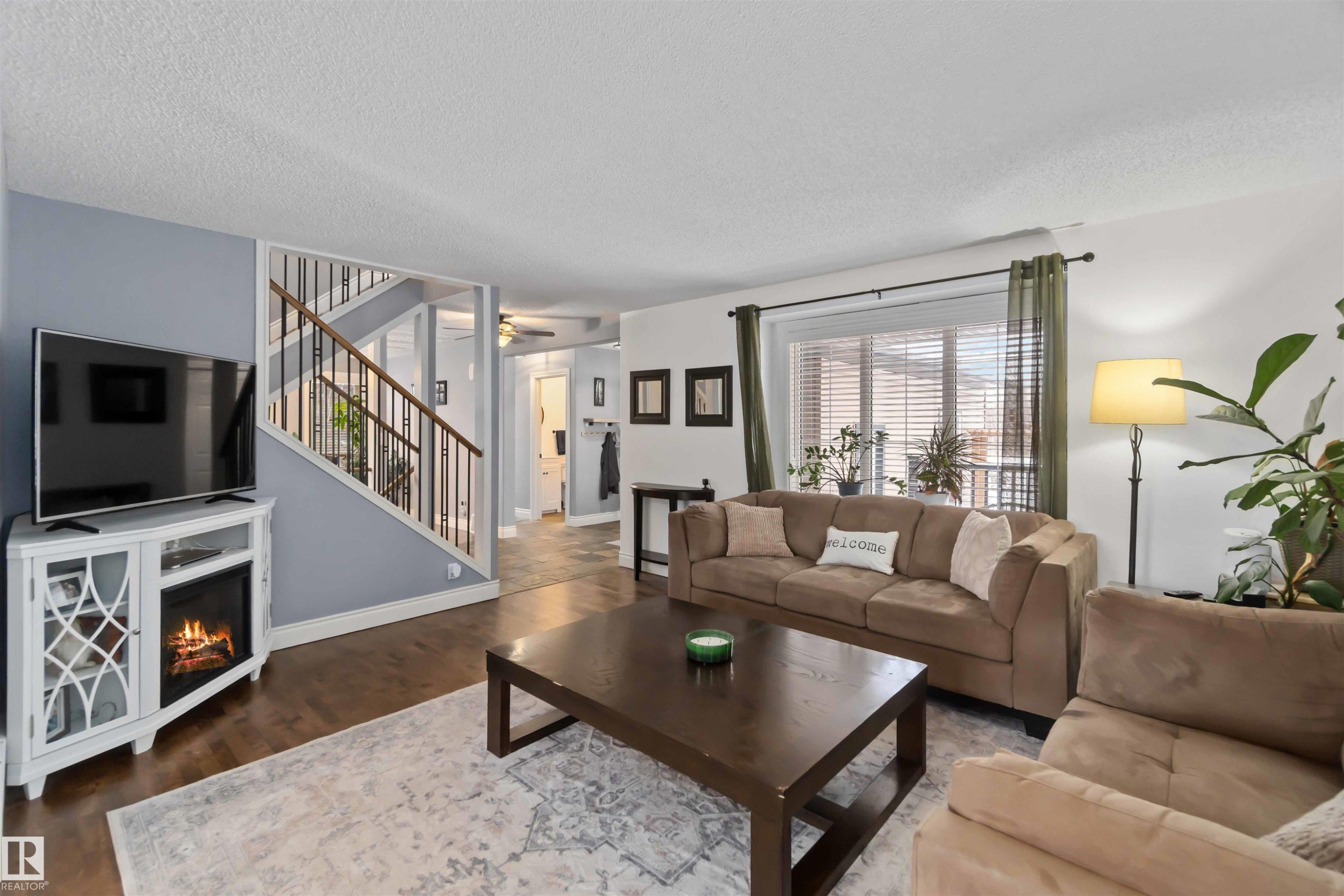 501 Lakeside Drive, Rural Parkland County, AB - Indoor Photo Showing Living Room
