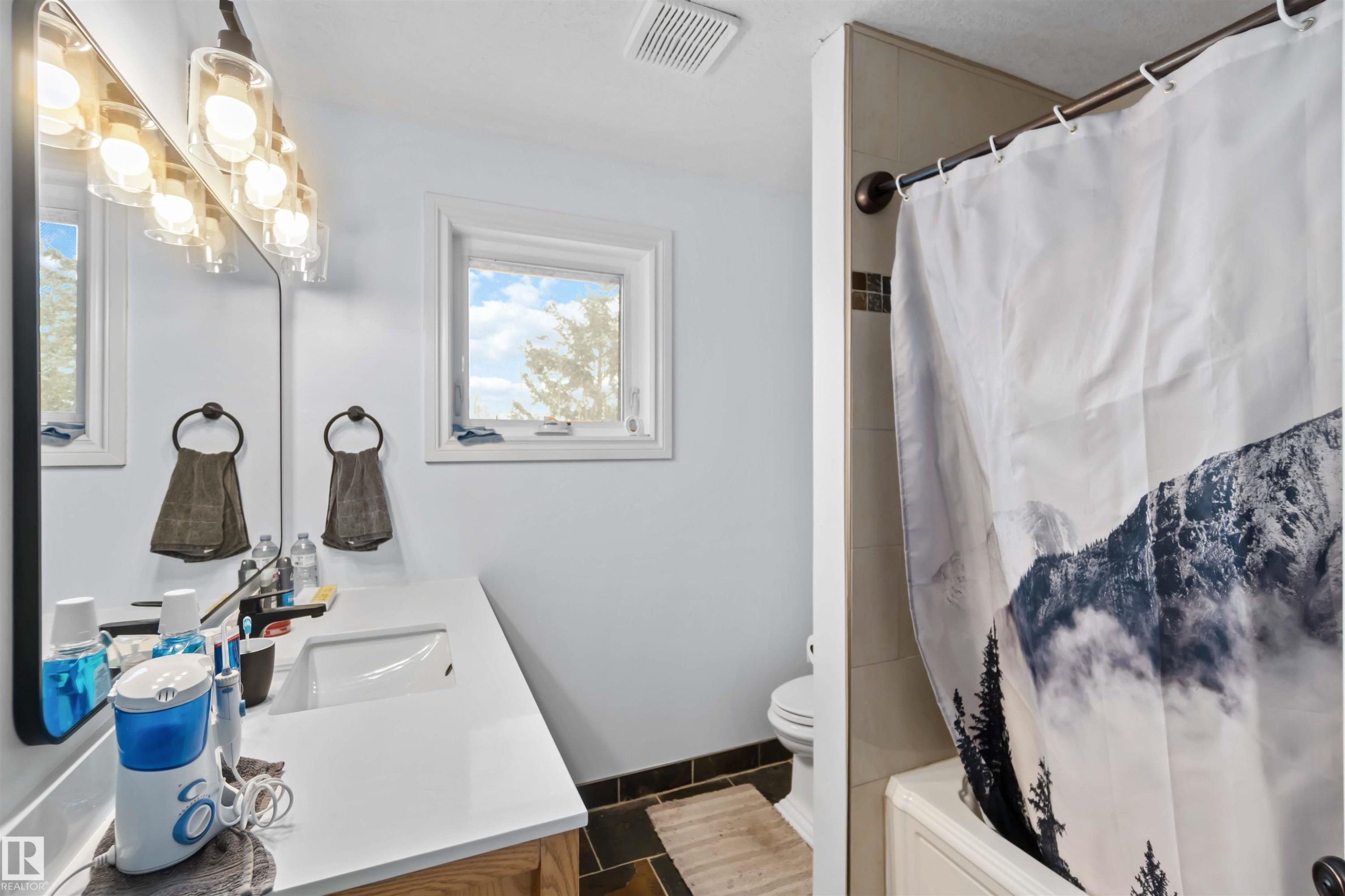 501 Lakeside Drive, Rural Parkland County, AB - Indoor Photo Showing Bathroom
