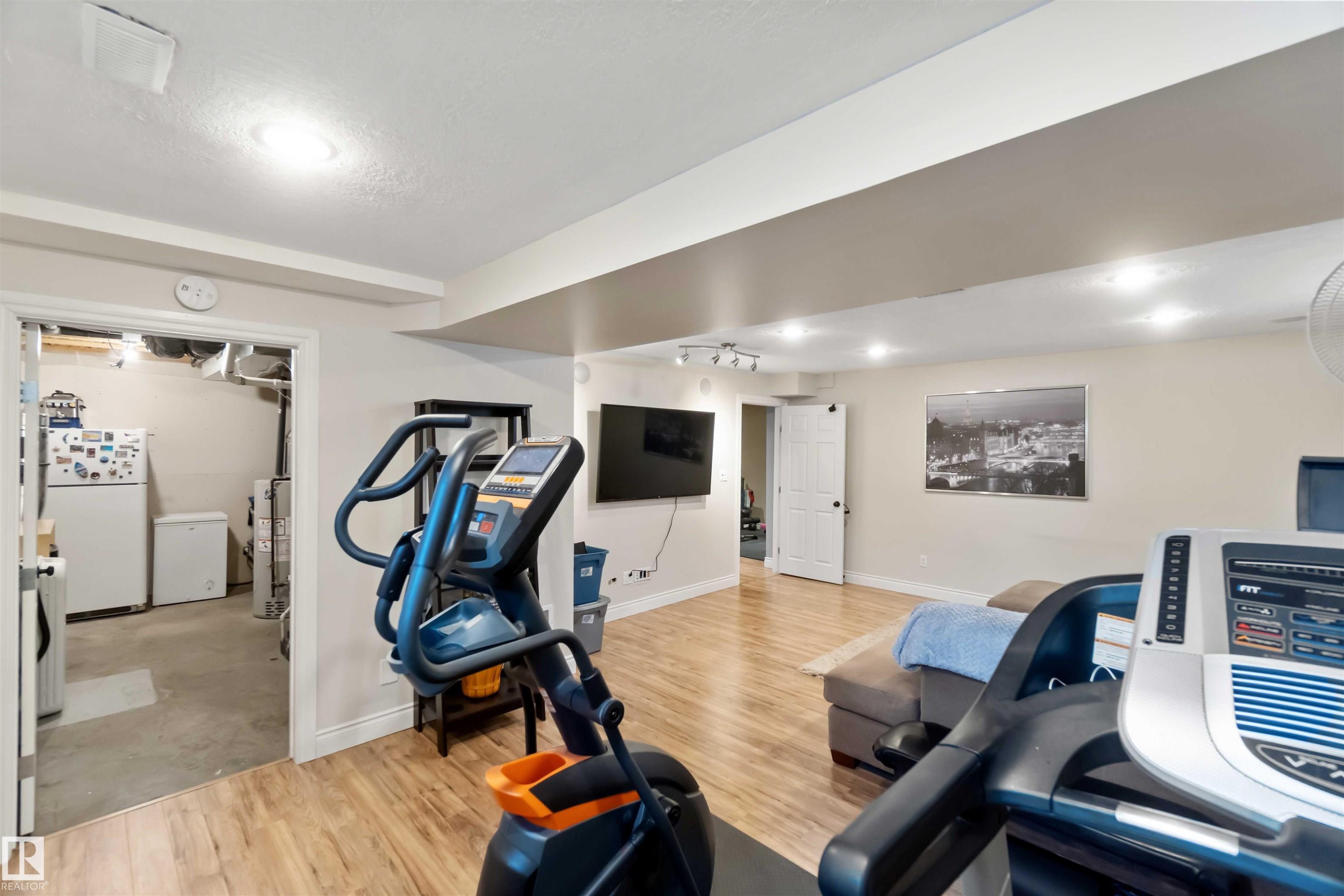 501 Lakeside Drive, Rural Parkland County, AB - Indoor Photo Showing Gym Room