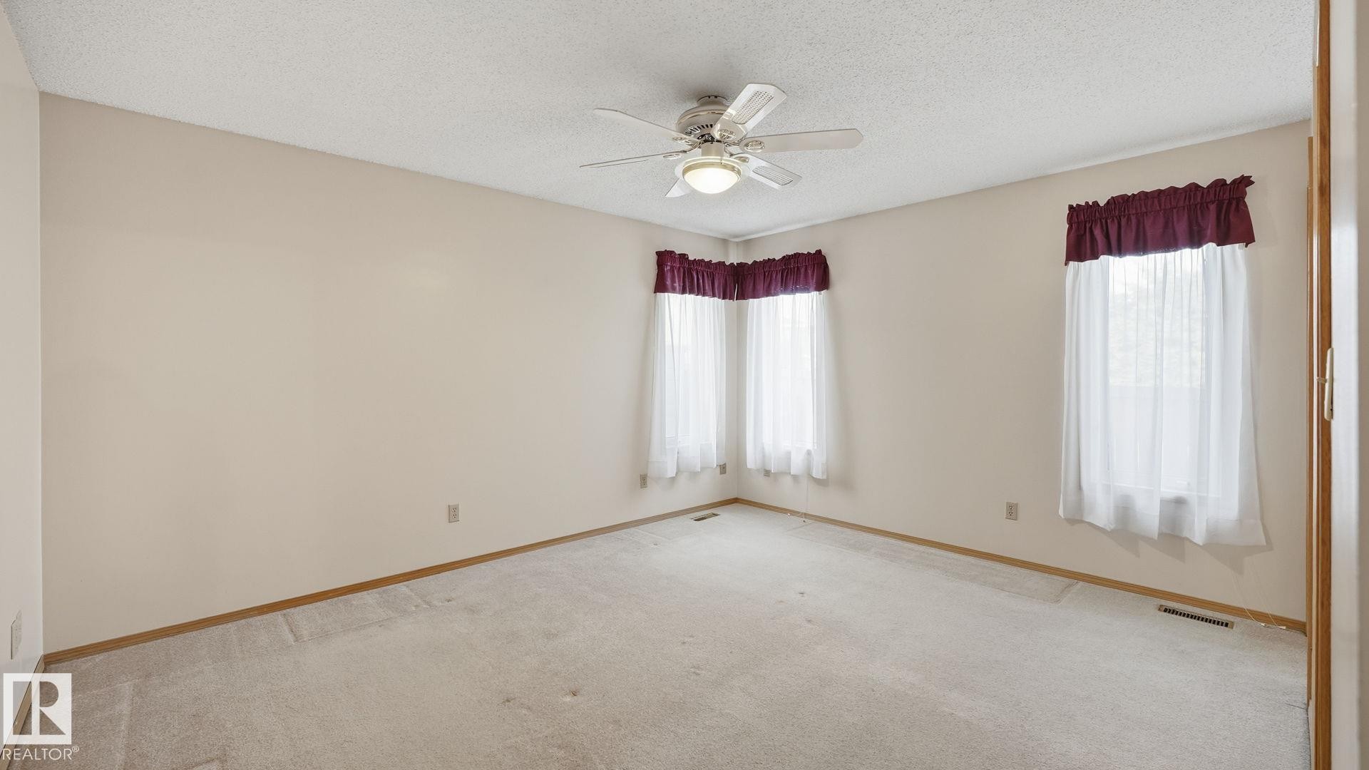 Edmonton, AB - Indoor Photo Showing Other Room