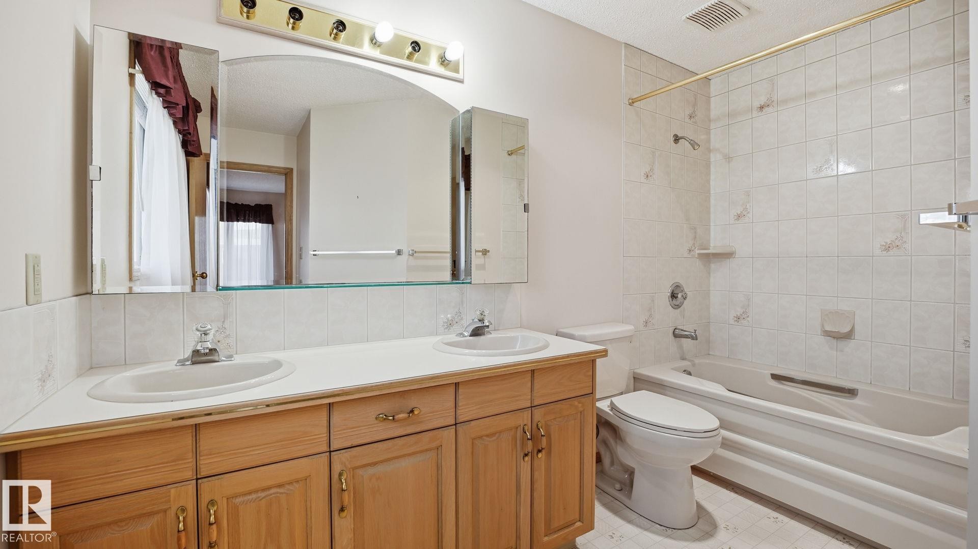 Edmonton, AB - Indoor Photo Showing Bathroom