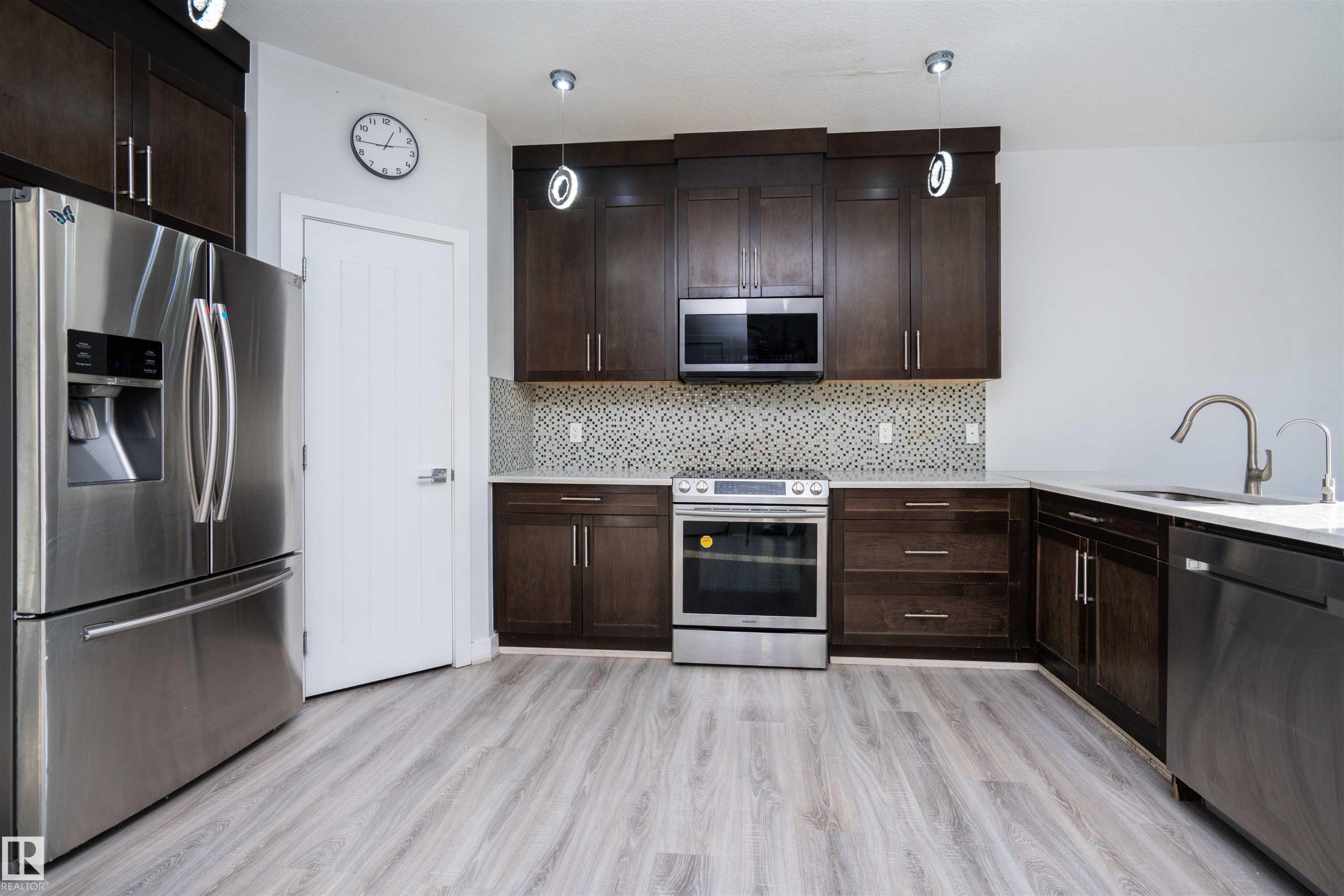 2021 15 Avenue, Edmonton, AB - Indoor Photo Showing Kitchen With Stainless Steel Kitchen With Upgraded Kitchen
