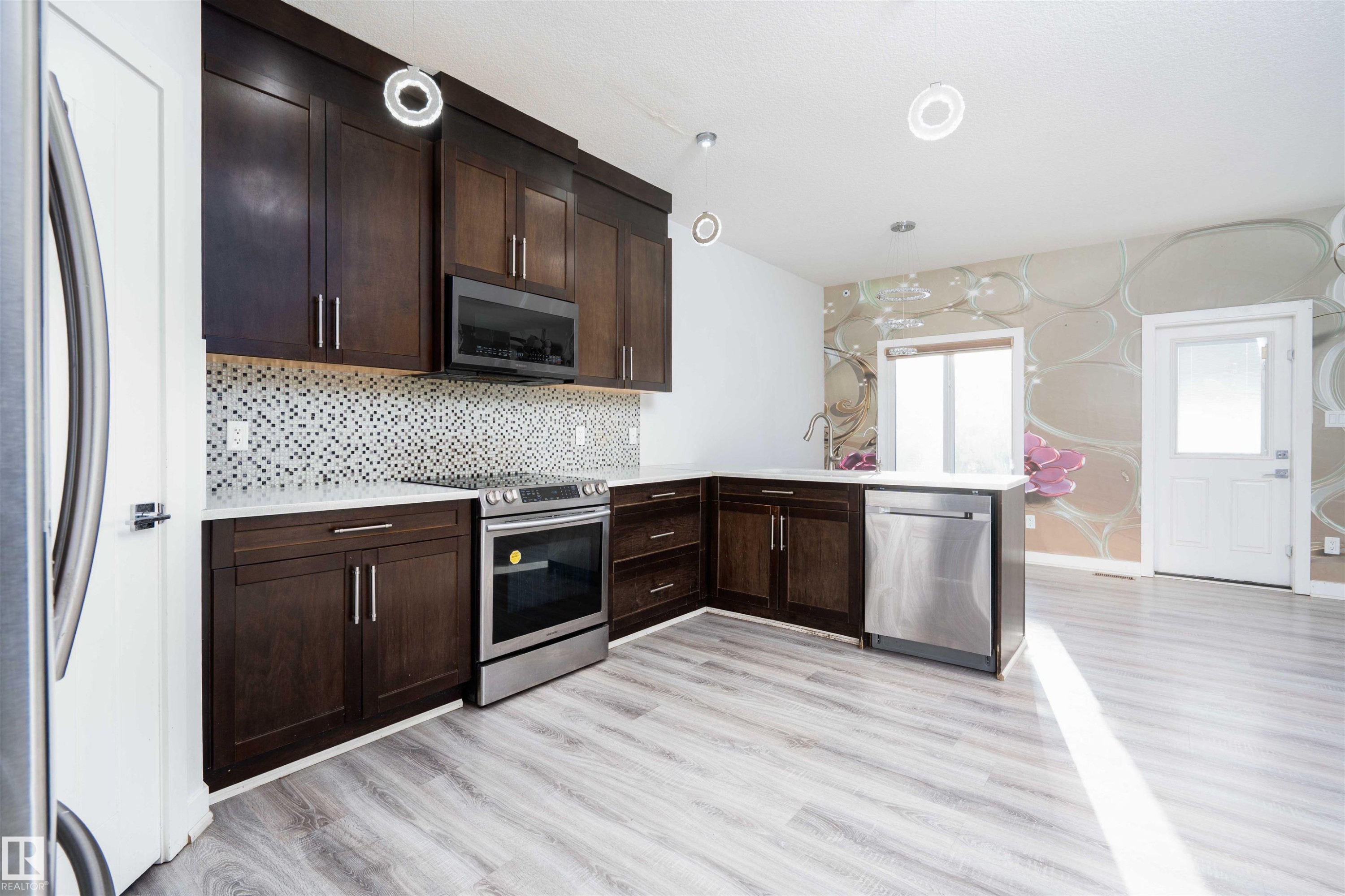 2021 15 Avenue, Edmonton, AB - Indoor Photo Showing Kitchen With Stainless Steel Kitchen With Upgraded Kitchen