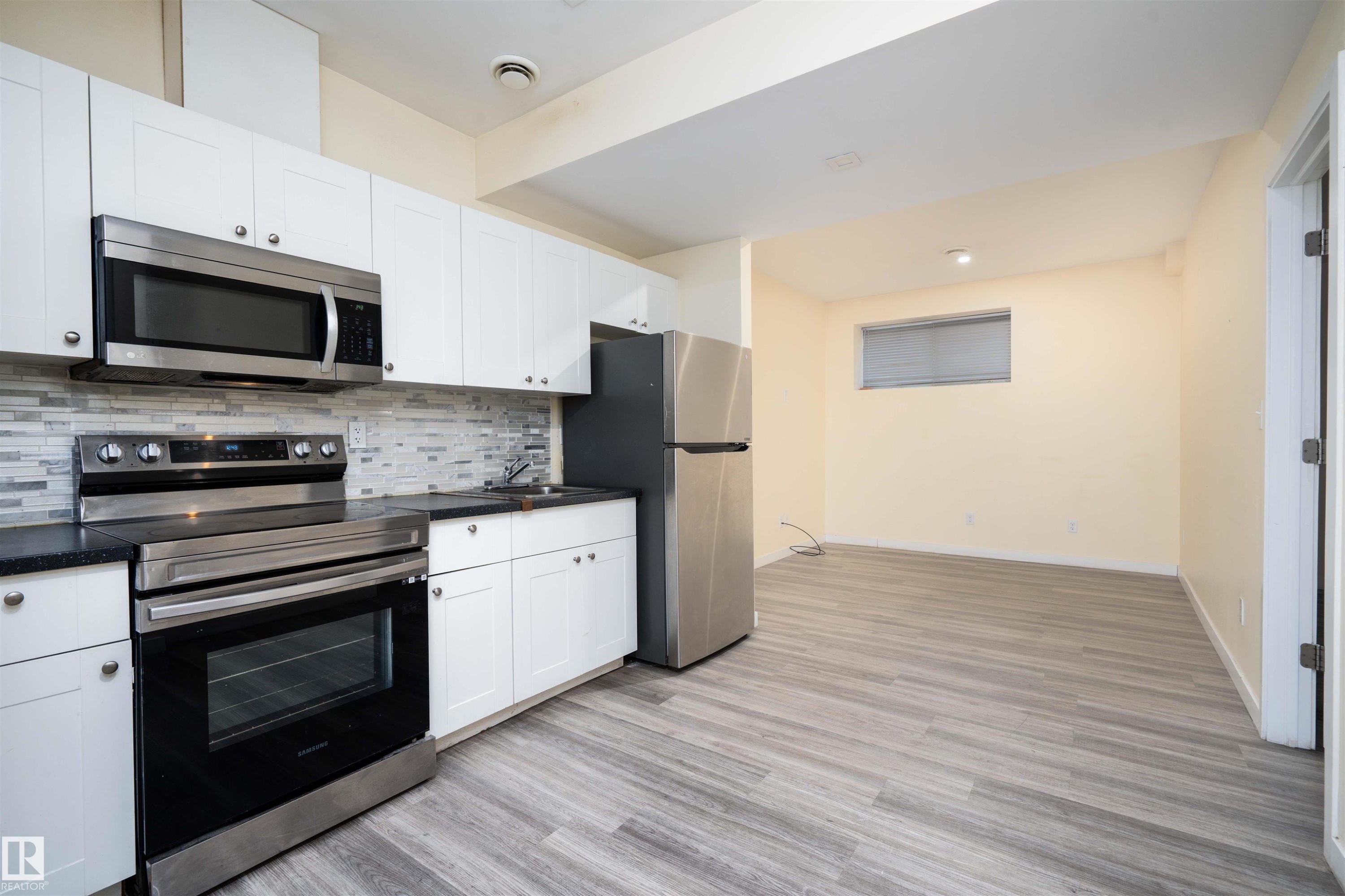 2021 15 Avenue, Edmonton, AB - Indoor Photo Showing Kitchen