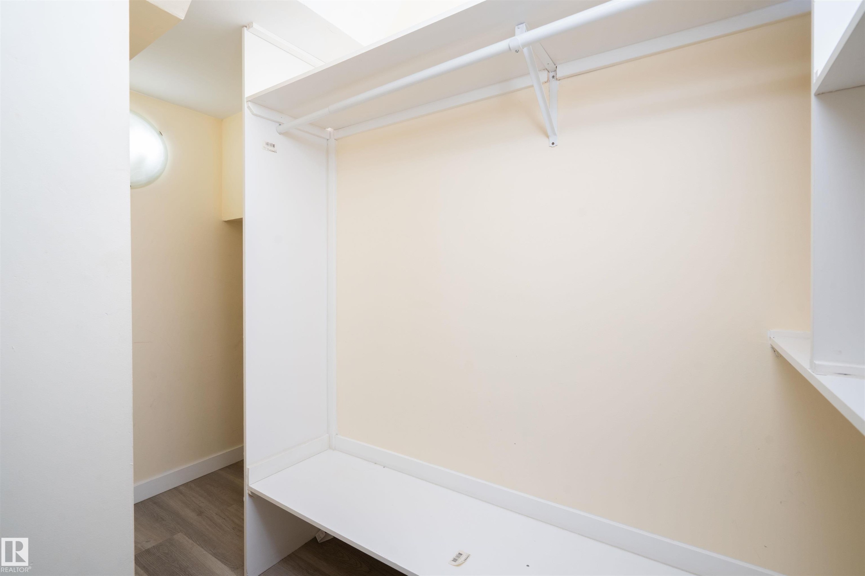 2021 15 Avenue, Edmonton, AB - Indoor