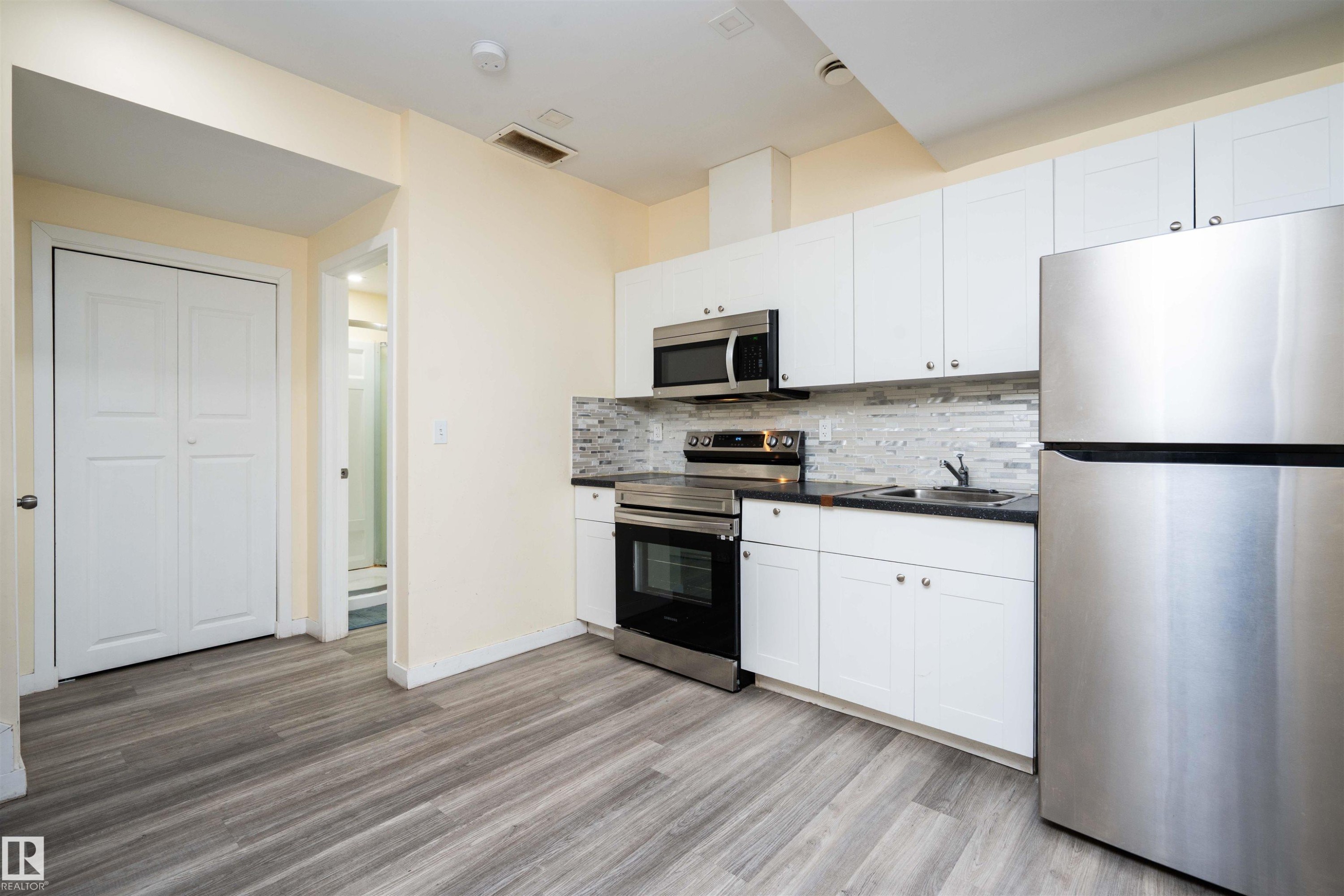 2021 15 Avenue, Edmonton, AB - Indoor Photo Showing Kitchen