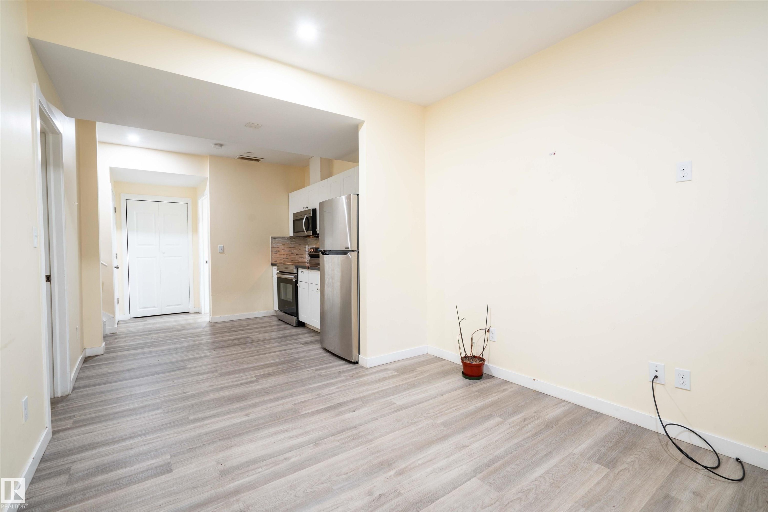 2021 15 Avenue, Edmonton, AB - Indoor