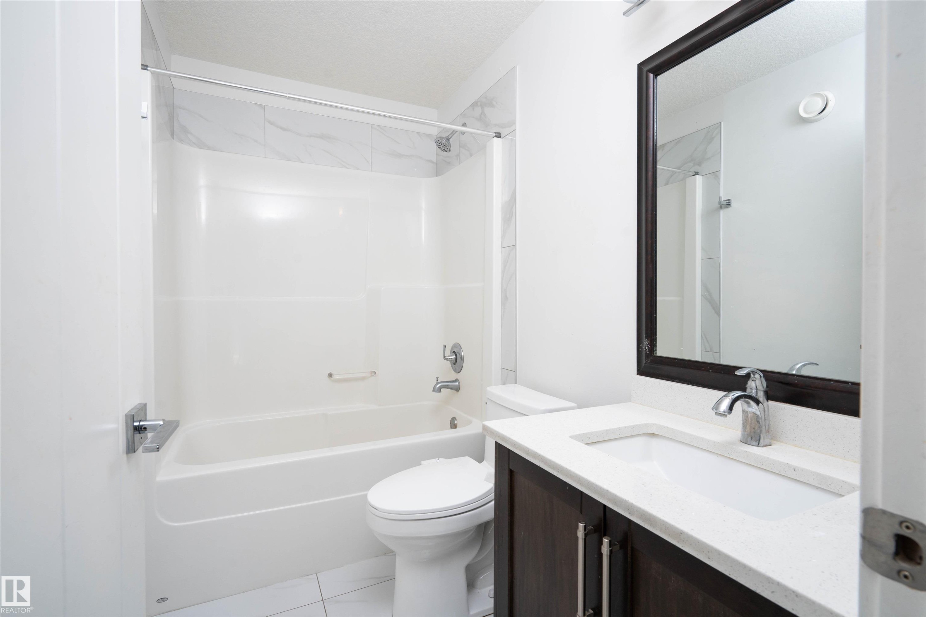 2021 15 Avenue, Edmonton, AB - Indoor Photo Showing Bathroom