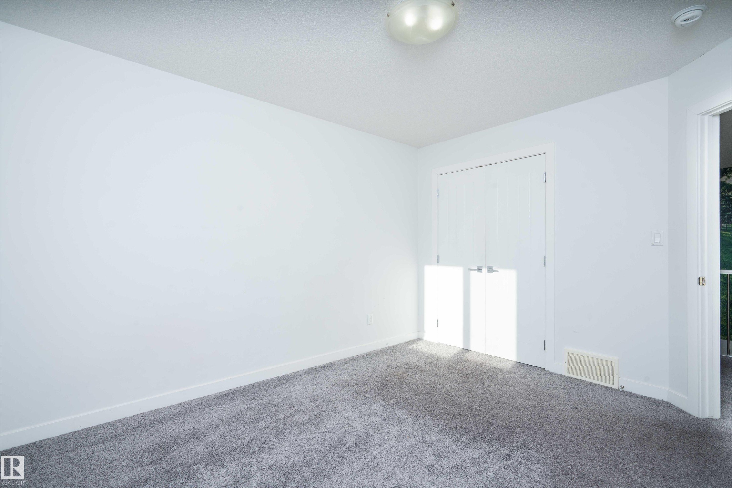 2021 15 Avenue, Edmonton, AB - Indoor Photo Showing Other Room