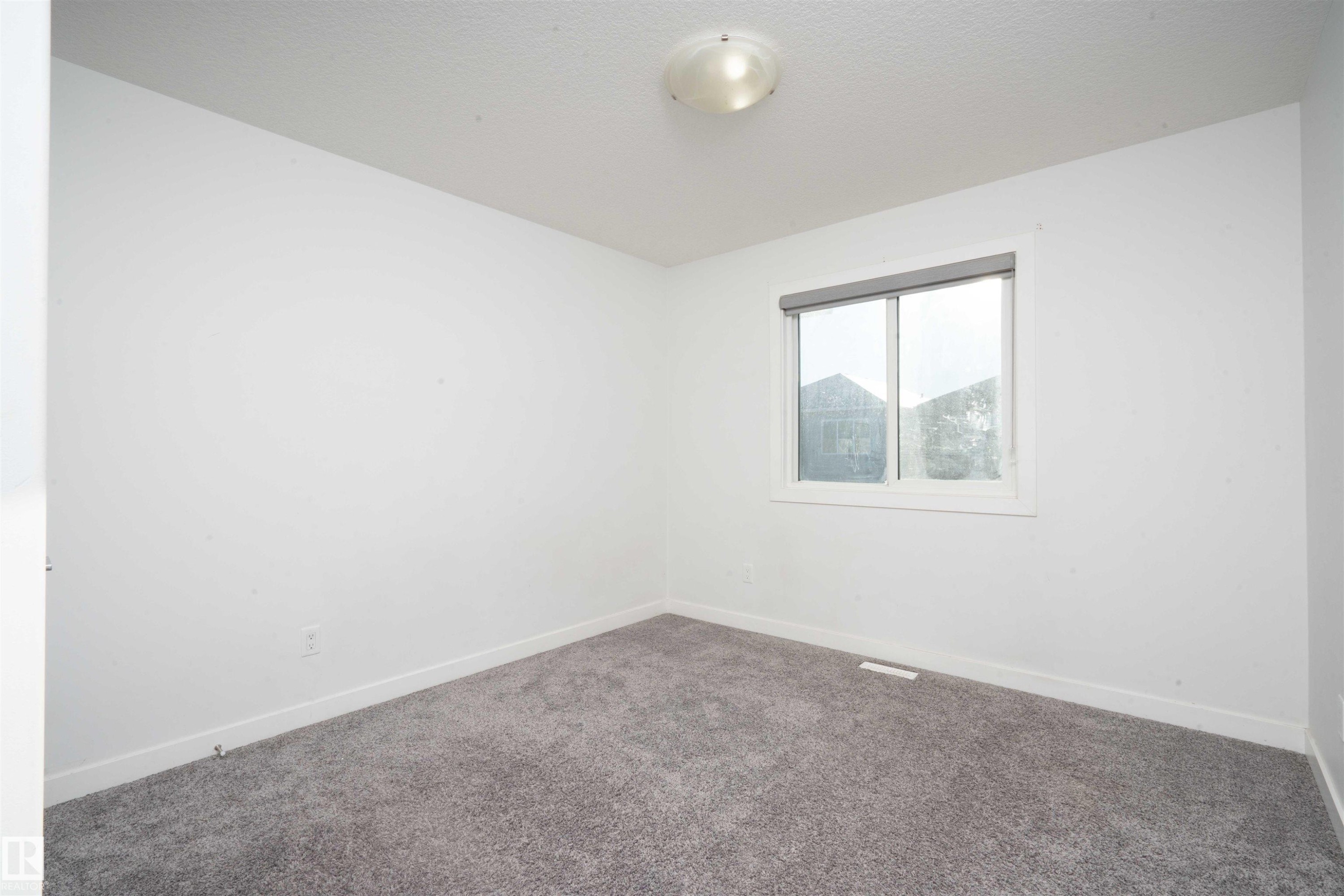 2021 15 Avenue, Edmonton, AB - Indoor Photo Showing Other Room
