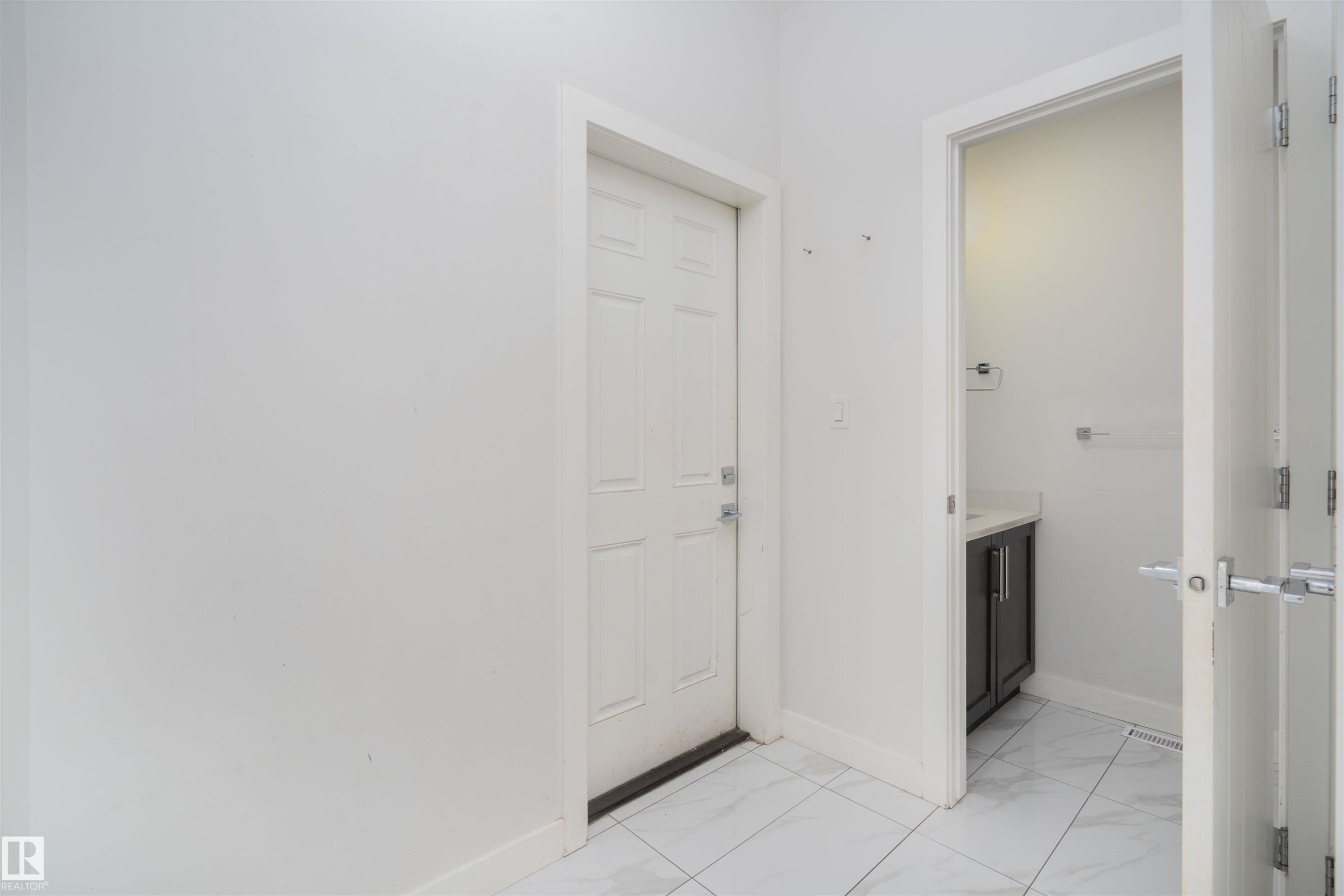 2021 15 Avenue, Edmonton, AB - Indoor Photo Showing Other Room