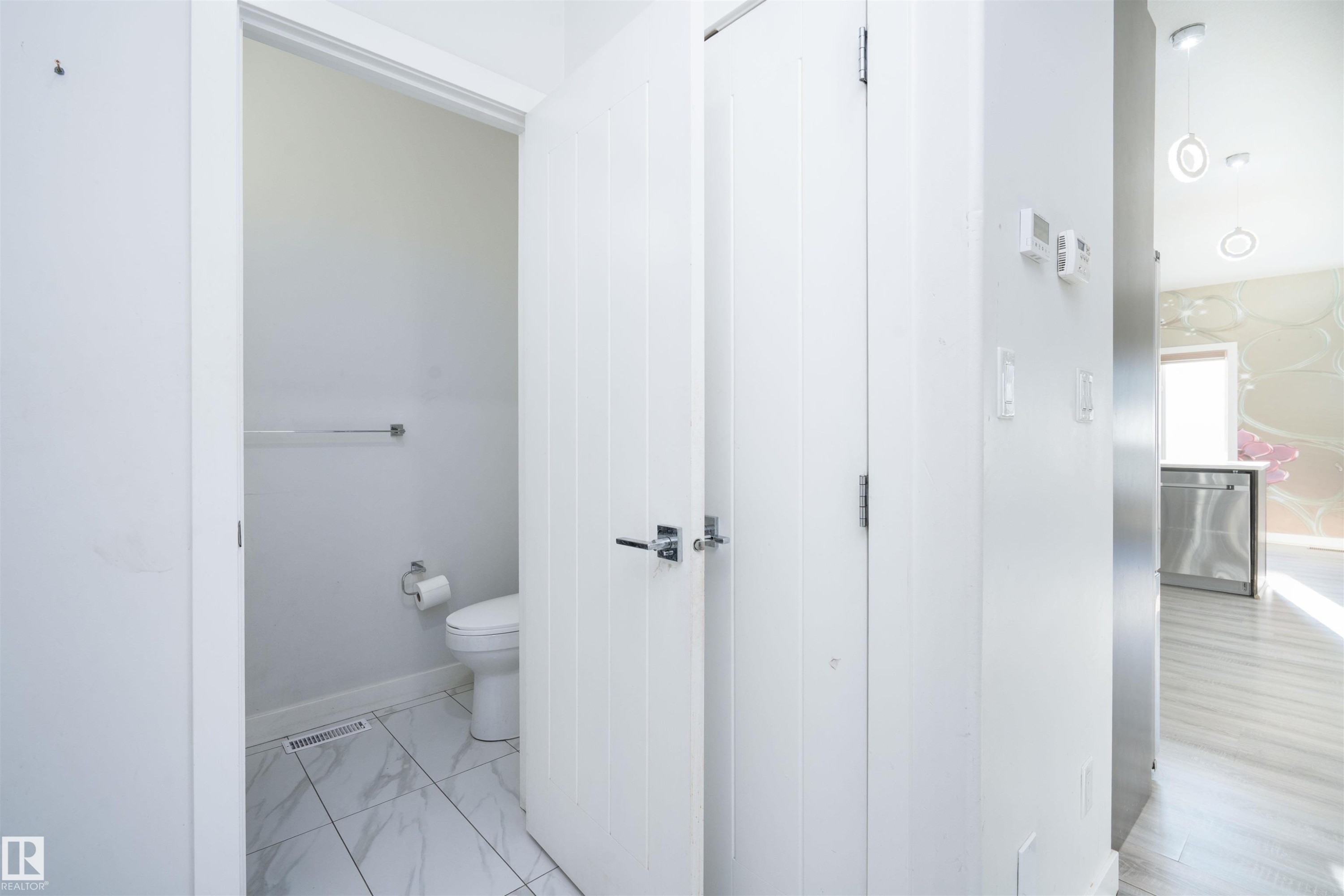 2021 15 Avenue, Edmonton, AB - Indoor Photo Showing Bathroom