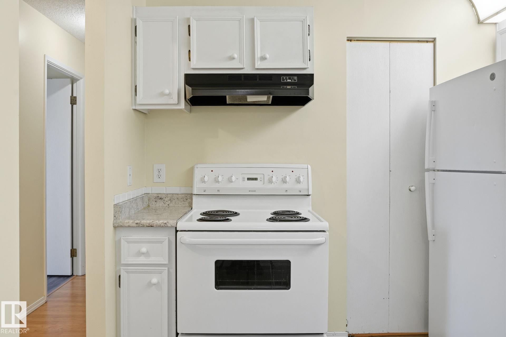 66 2204 118 Street, Edmonton, AB - Indoor Photo Showing Kitchen