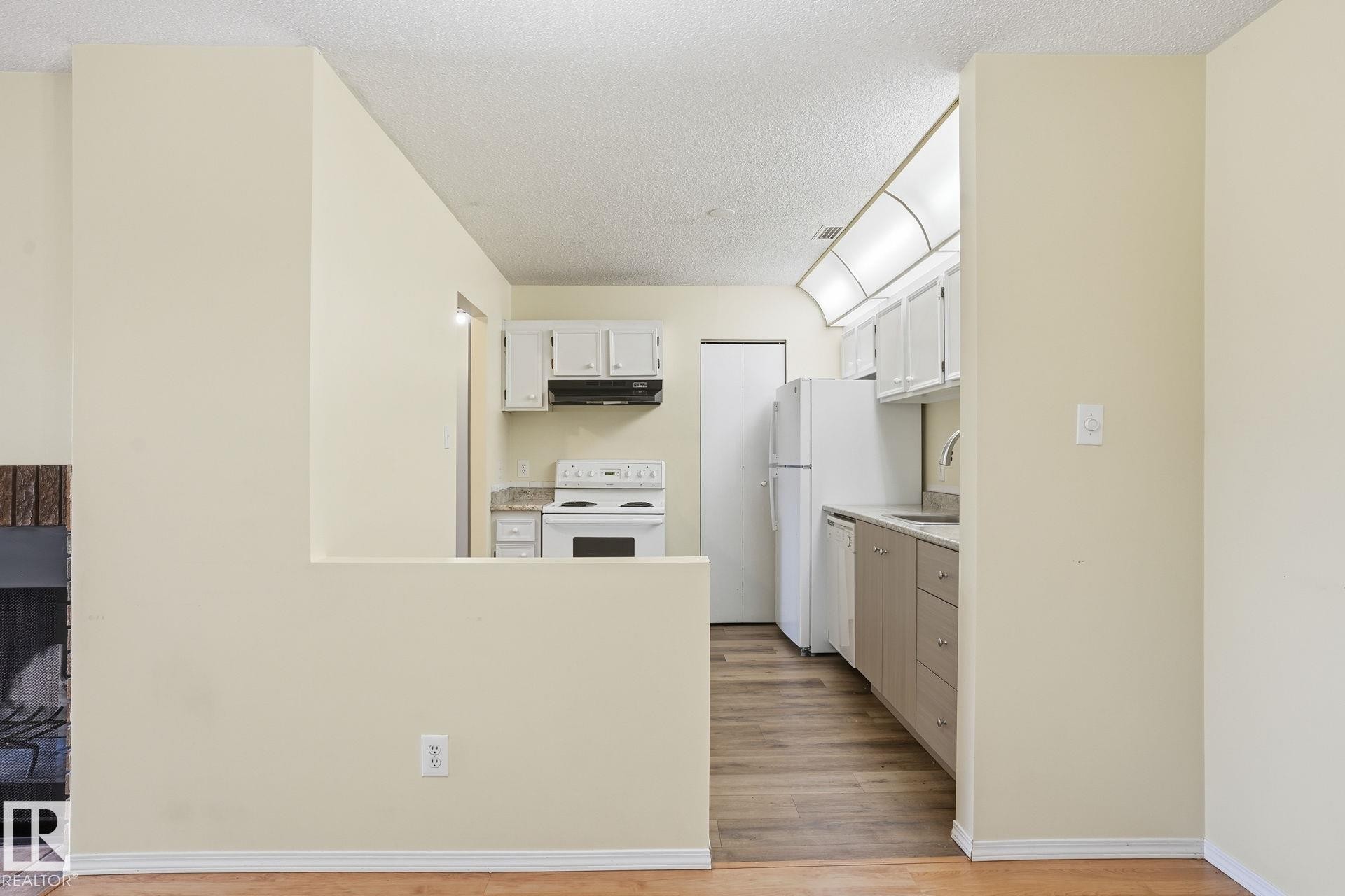 66 2204 118 Street, Edmonton, AB - Indoor Photo Showing Kitchen