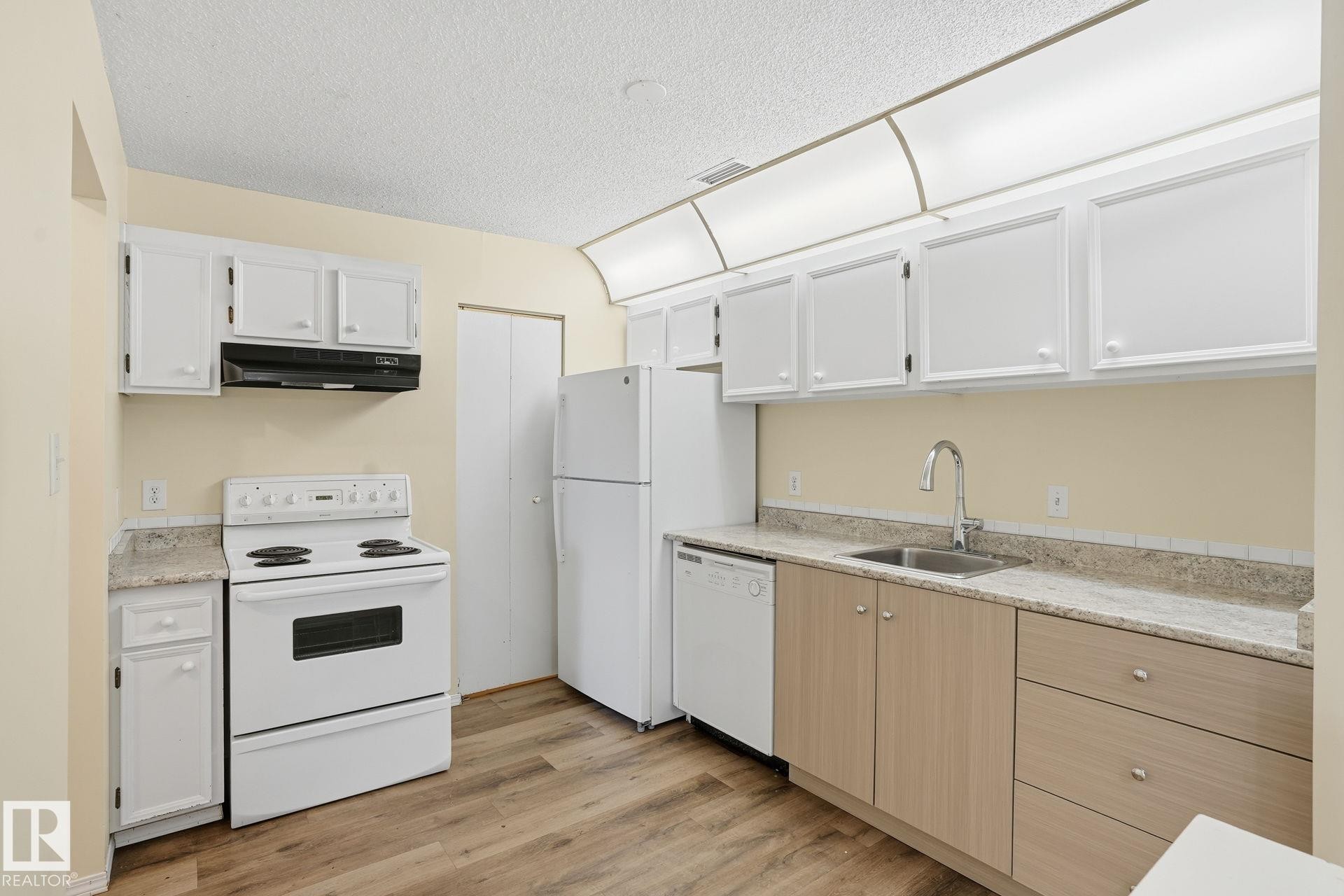 66 2204 118 Street, Edmonton, AB - Indoor Photo Showing Kitchen