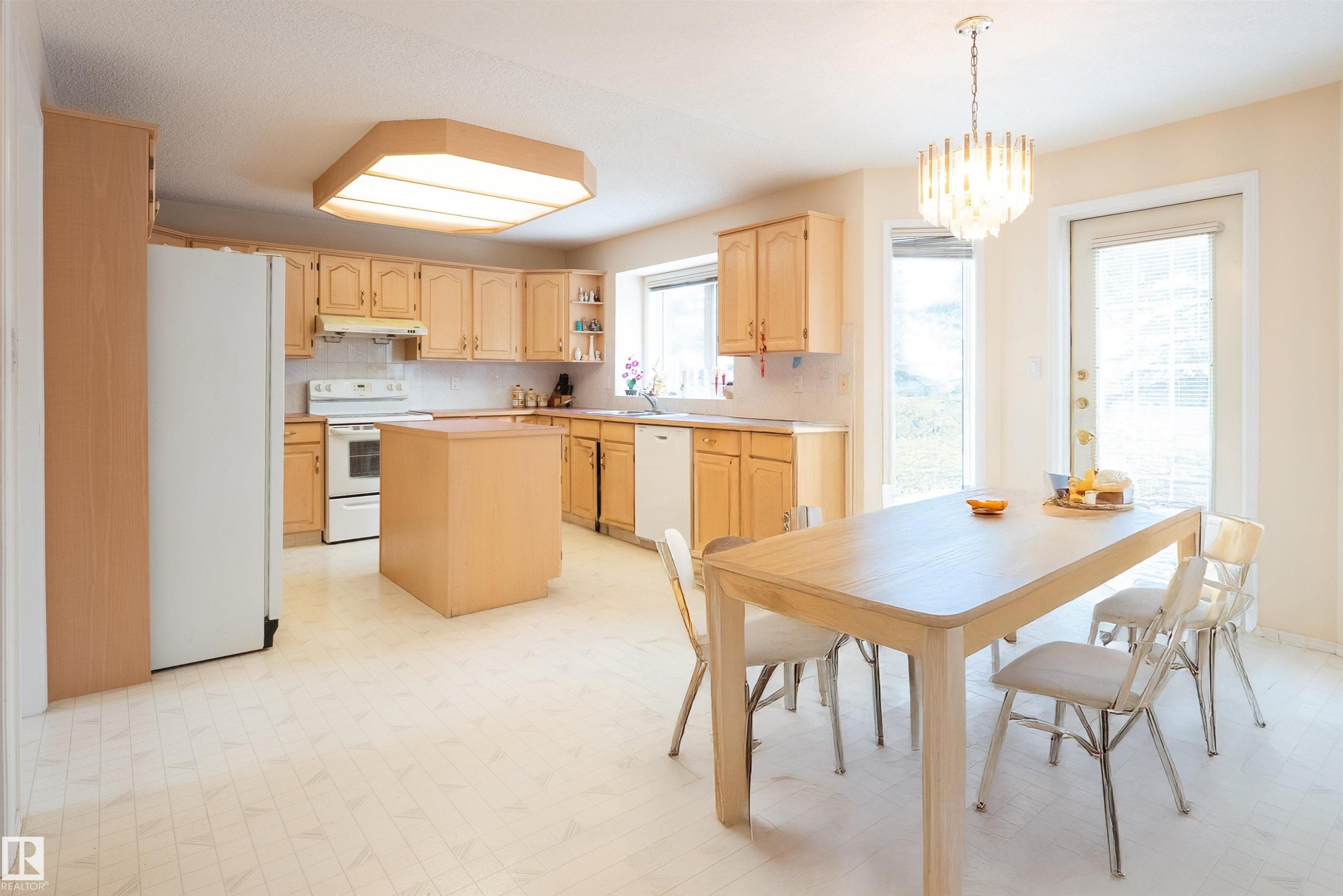 716 Revell Crescent, Edmonton, AB - Indoor