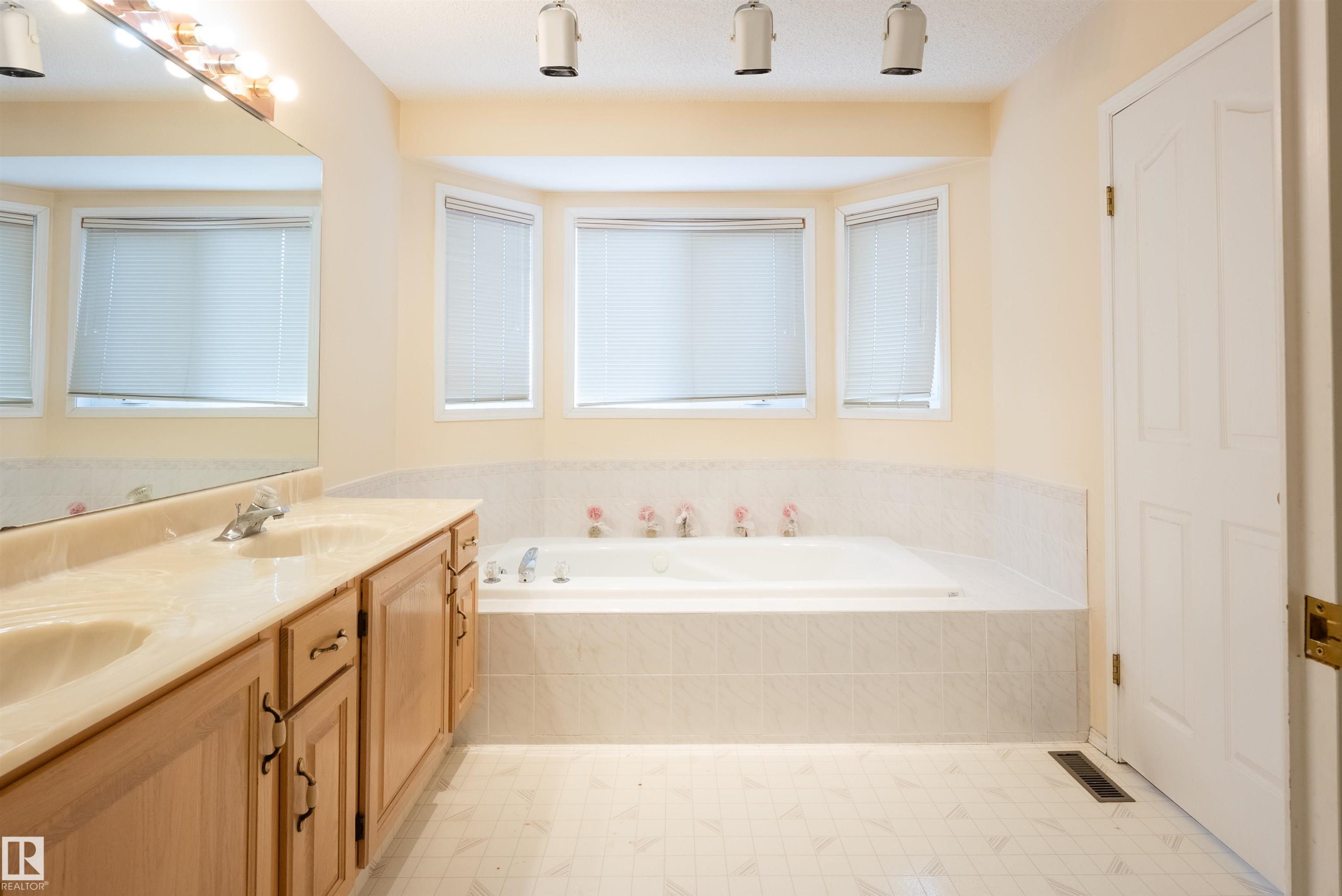 716 Revell Crescent, Edmonton, AB - Indoor Photo Showing Bathroom