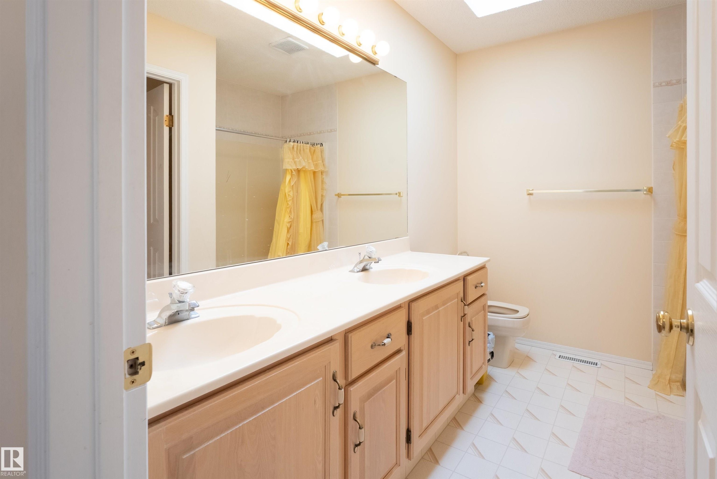 716 Revell Crescent, Edmonton, AB - Indoor Photo Showing Bathroom