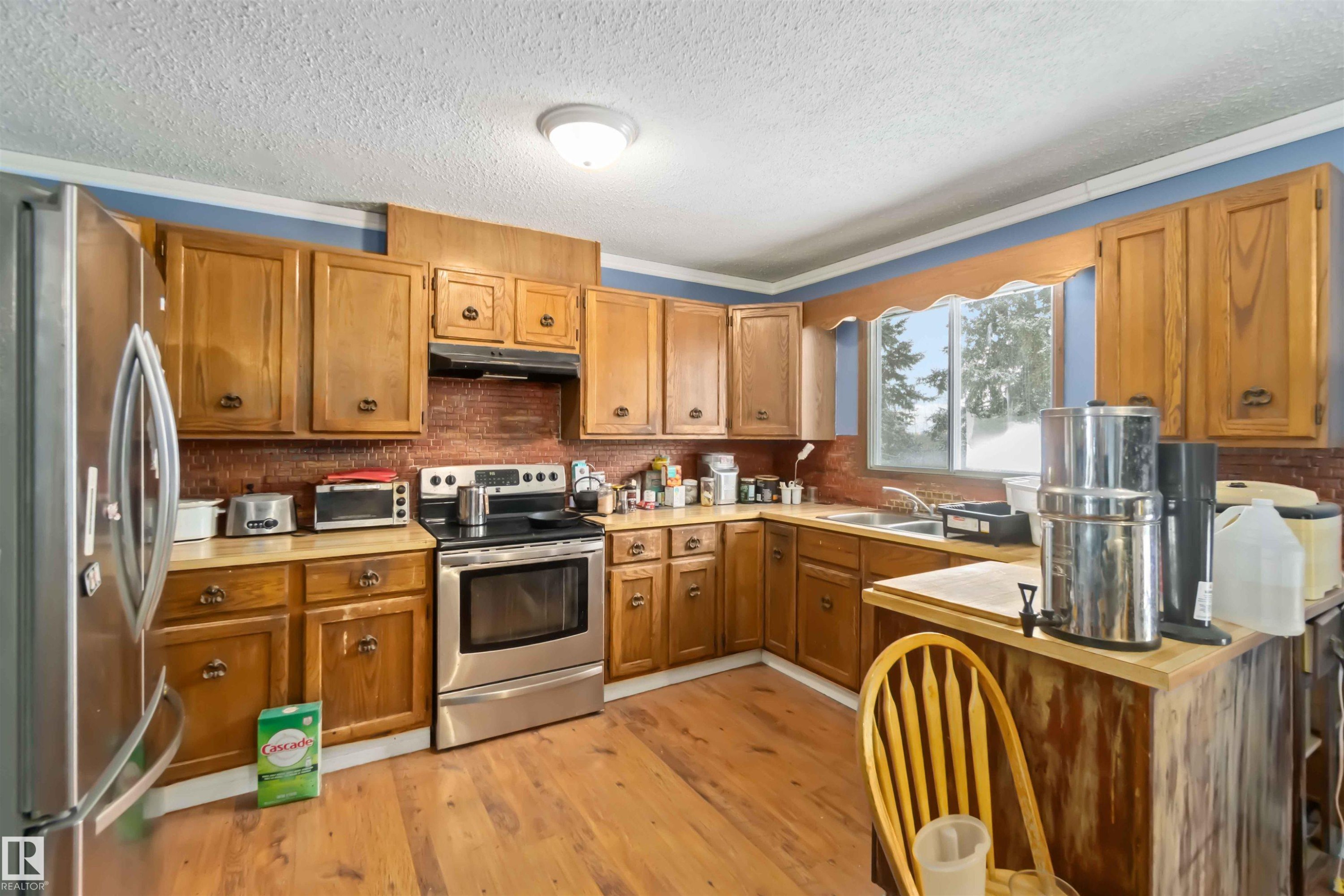 32 52432 Rge Road 20, Rural Parkland County, AB - Indoor Photo Showing Kitchen With Double Sink